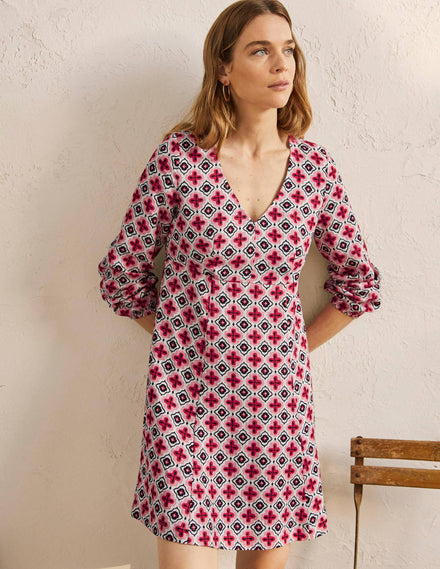 Ausgestelltes Minikleid mit V-Ausschnitt-Kirschblütenrosa, Marokkanisches Diamantenmuster