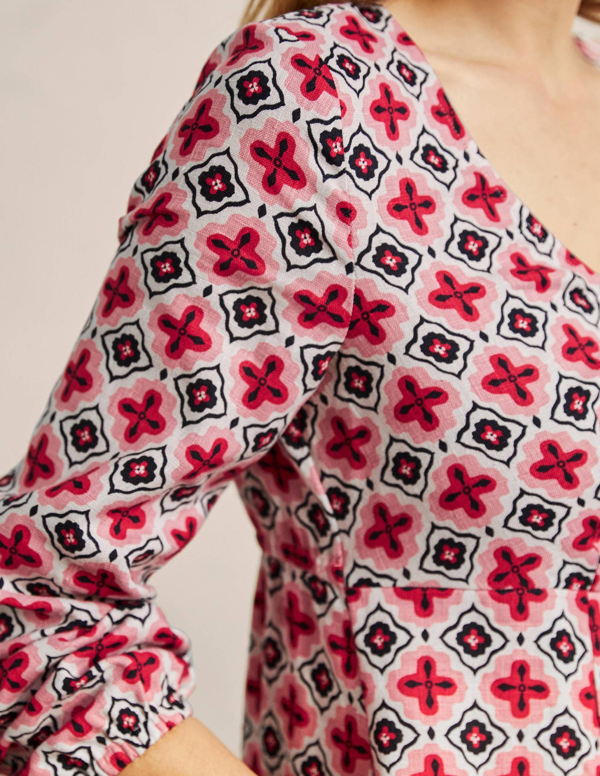 Ausgestelltes Minikleid mit V-Ausschnitt-Kirschblütenrosa, Marokkanisches Diamantenmuster-2