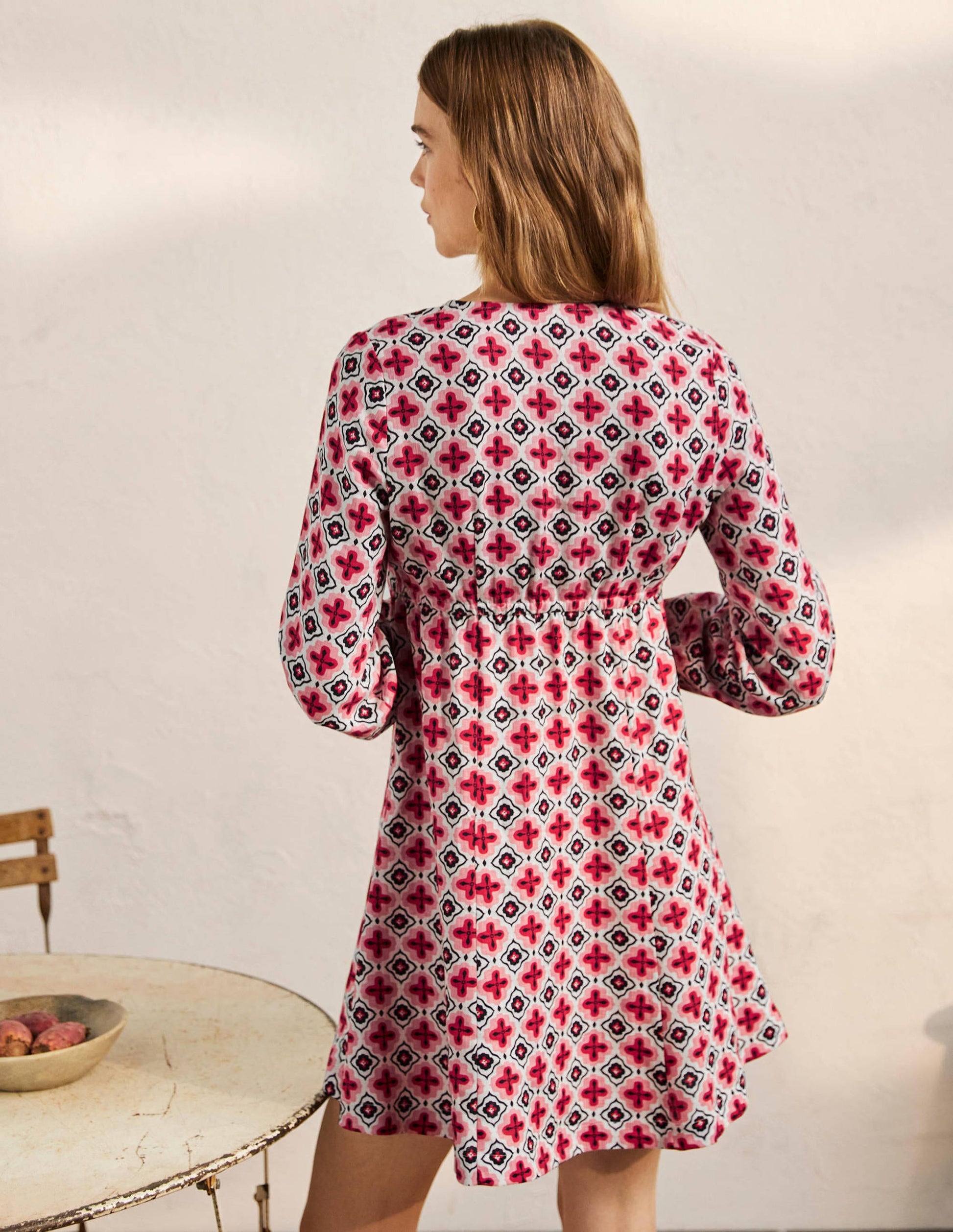 Ausgestelltes Minikleid mit V-Ausschnitt-Kirschblütenrosa, Marokkanisches Diamantenmuster-3