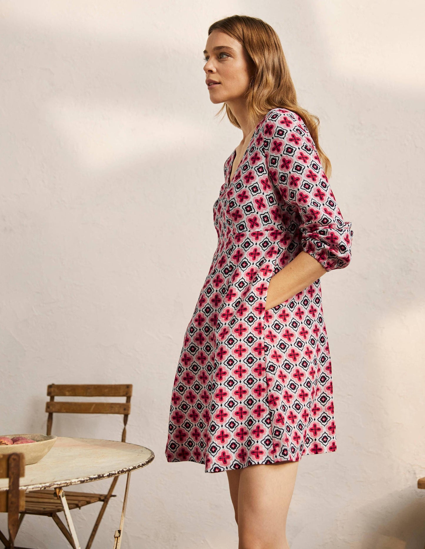 Ausgestelltes Minikleid mit V-Ausschnitt-Kirschblütenrosa, Marokkanisches Diamantenmuster