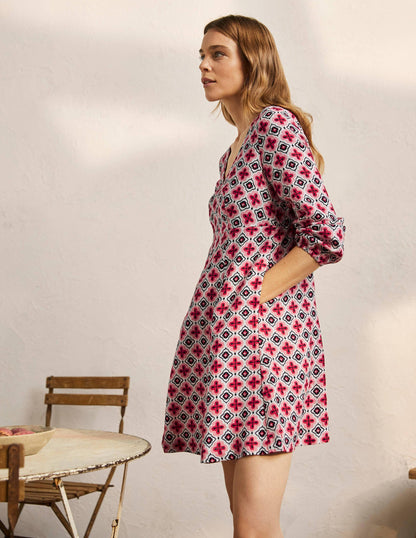 Ausgestelltes Minikleid mit V-Ausschnitt-Kirschblütenrosa, Marokkanisches Diamantenmuster-4