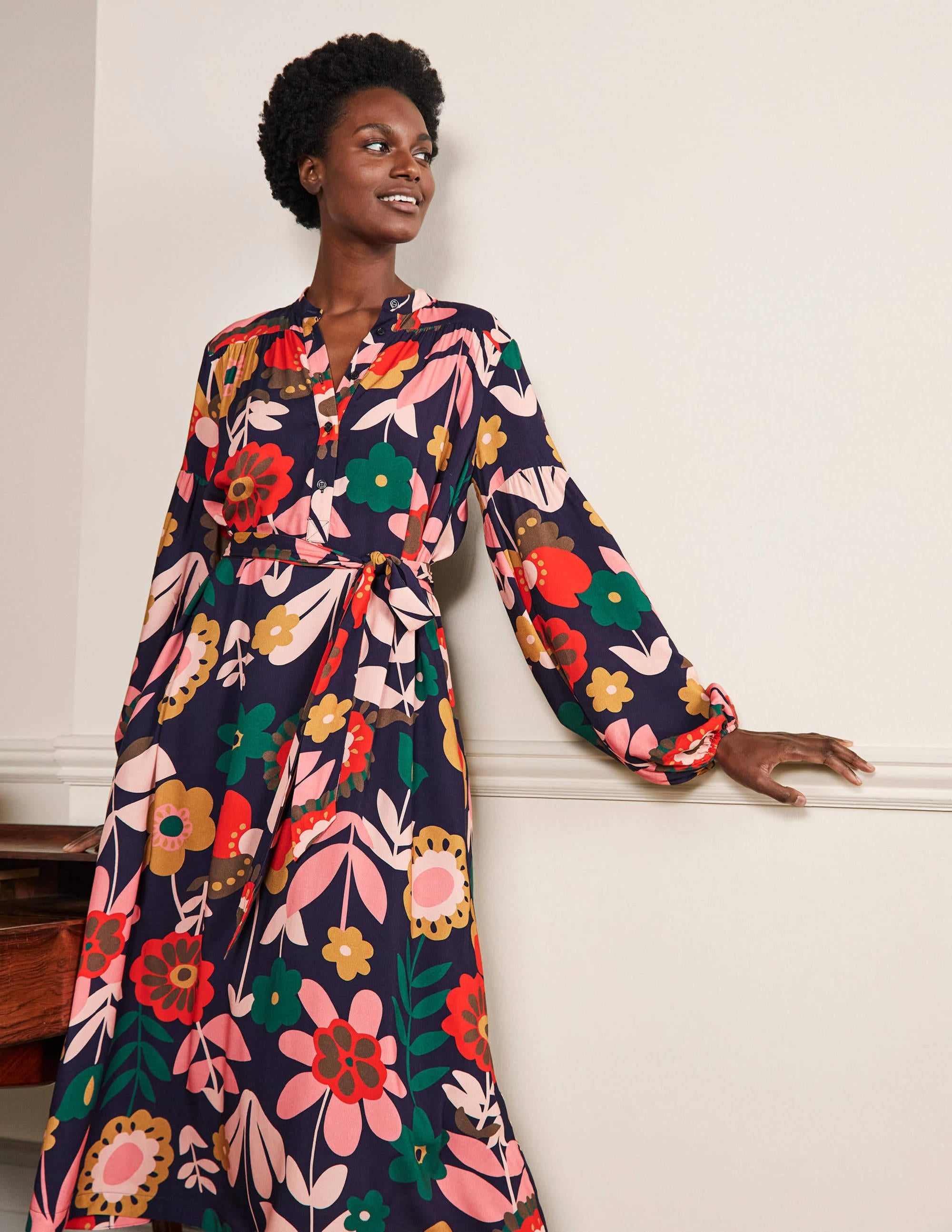 Robe midi à manches blousantes-Bleu marine foncé, motif Flora Bloom - Image 1