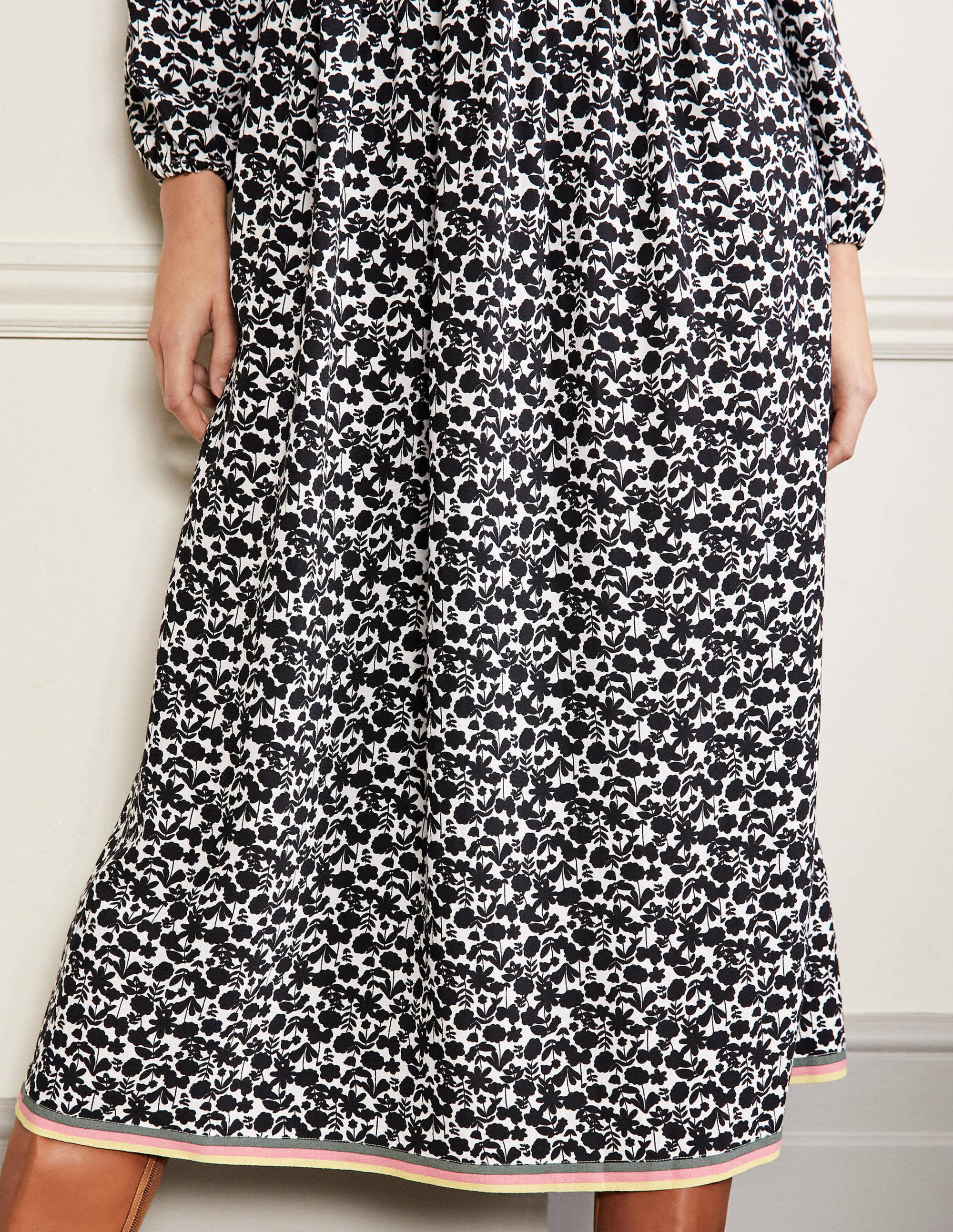 Maxikleid mit Bortendetail-Schwarz, Blüten - Image 2