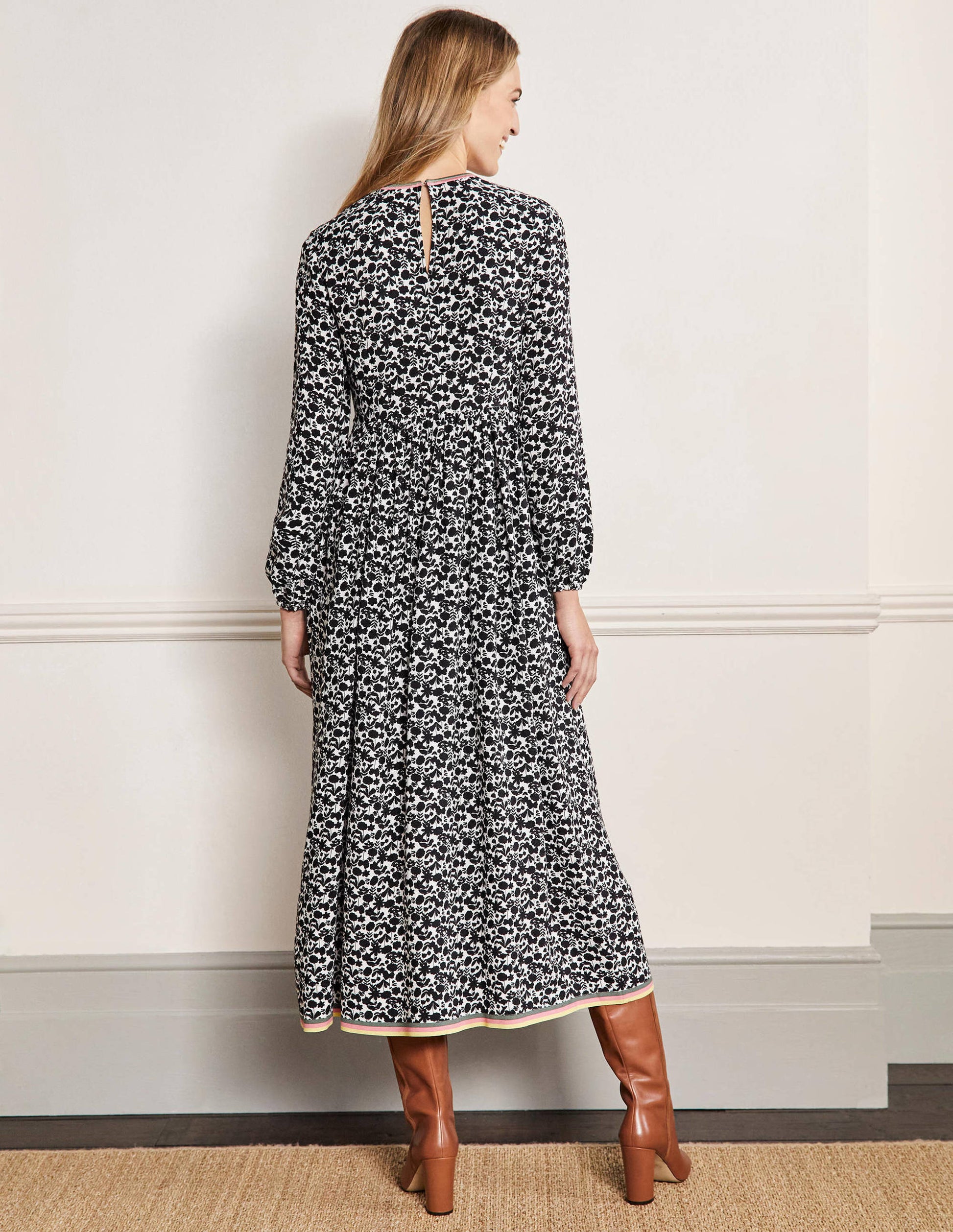 Maxikleid mit Bortendetail-Schwarz, Blüten-3