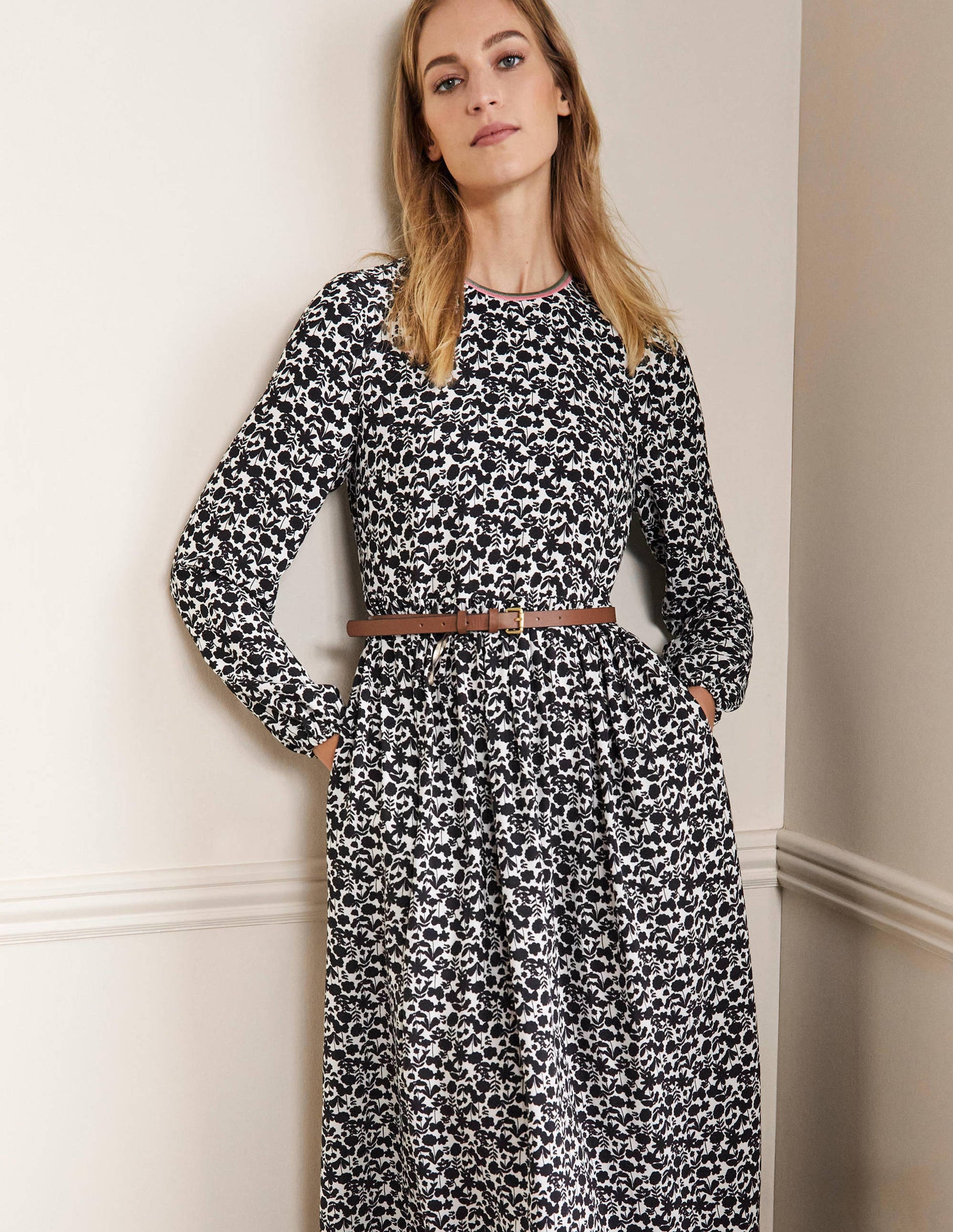 Maxikleid mit Bortendetail-Schwarz, Blüten-4