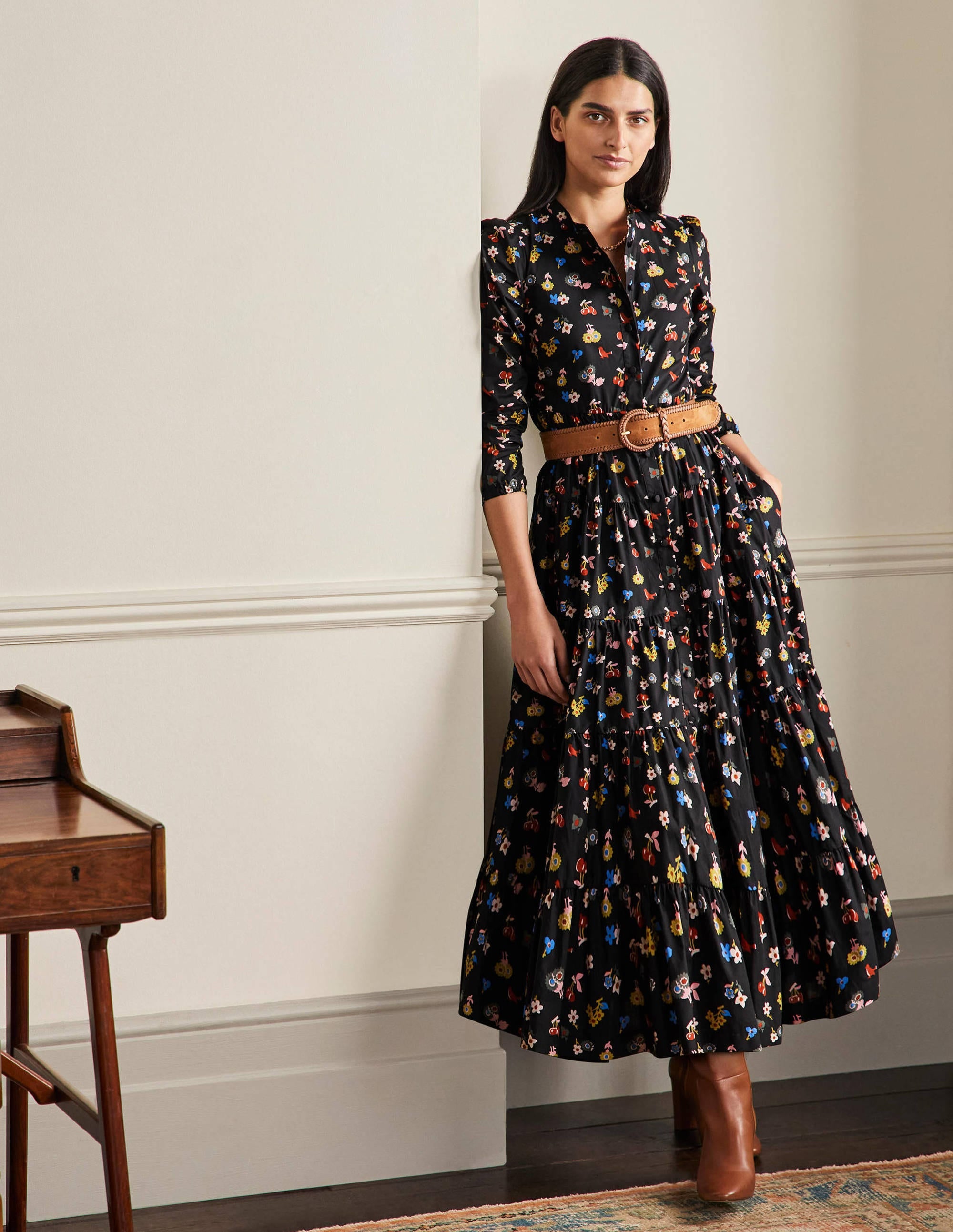Maxikleid mit mehreren Stufen-Schwarz, Waldknospen - Image 1