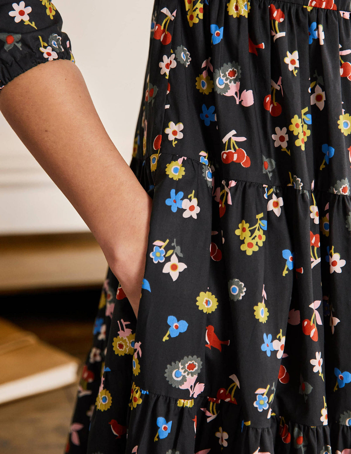 Maxikleid mit mehreren Stufen-Schwarz, Waldknospen - Image 2