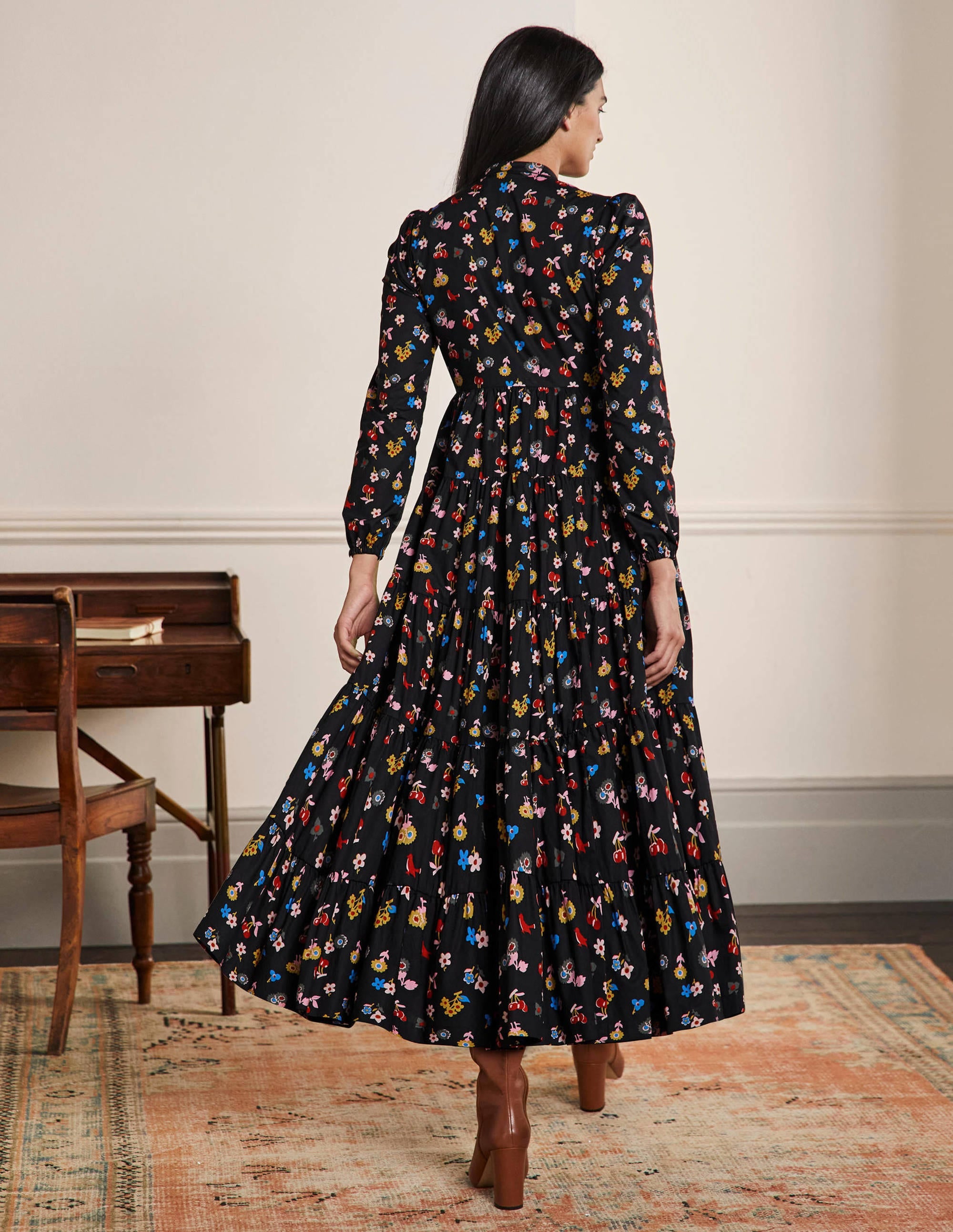 Maxikleid mit mehreren Stufen-Schwarz, Waldknospen - Image 3