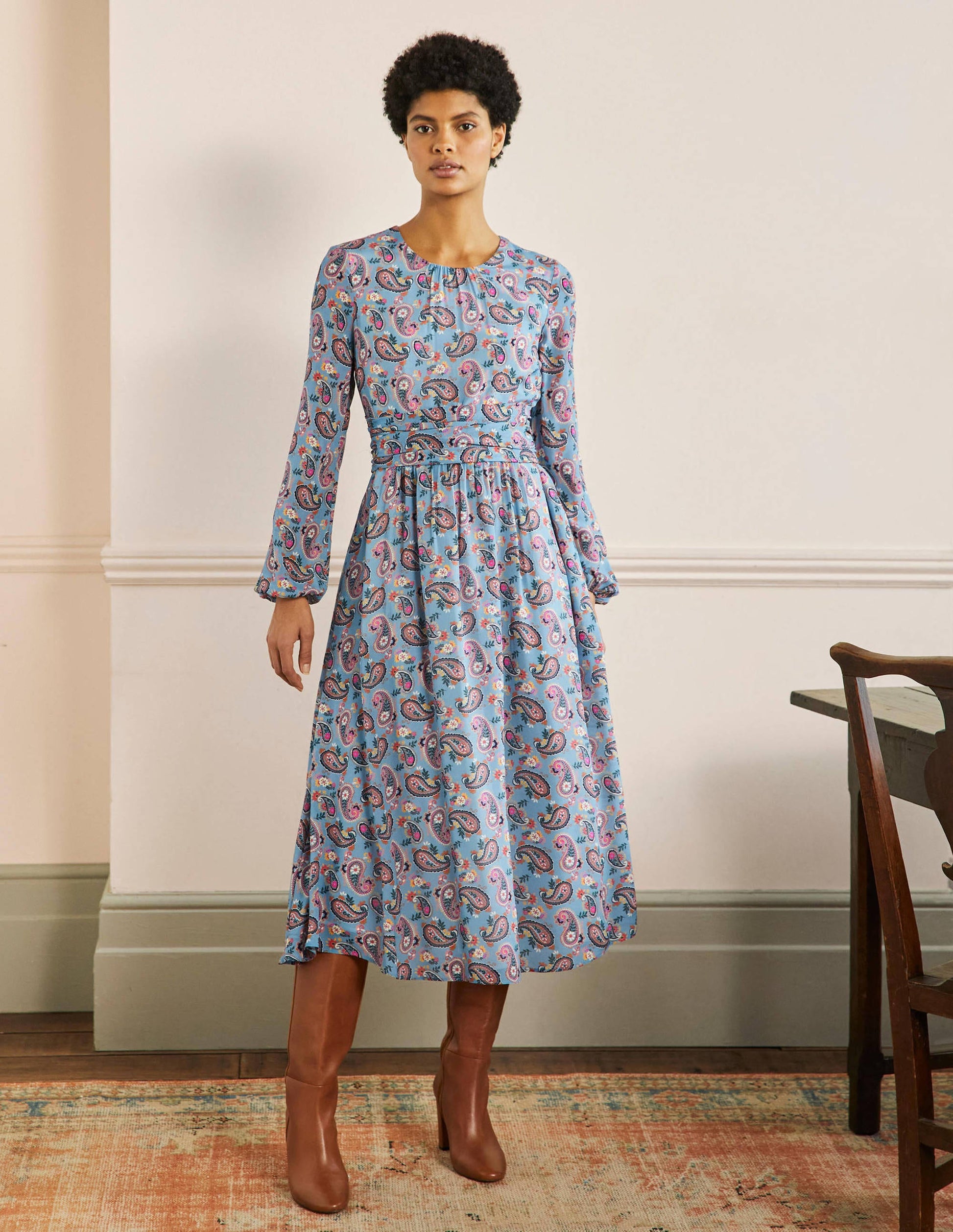 Midikleid mit geraffter Taille-Gedecktes Blau, Paisleymuster-1