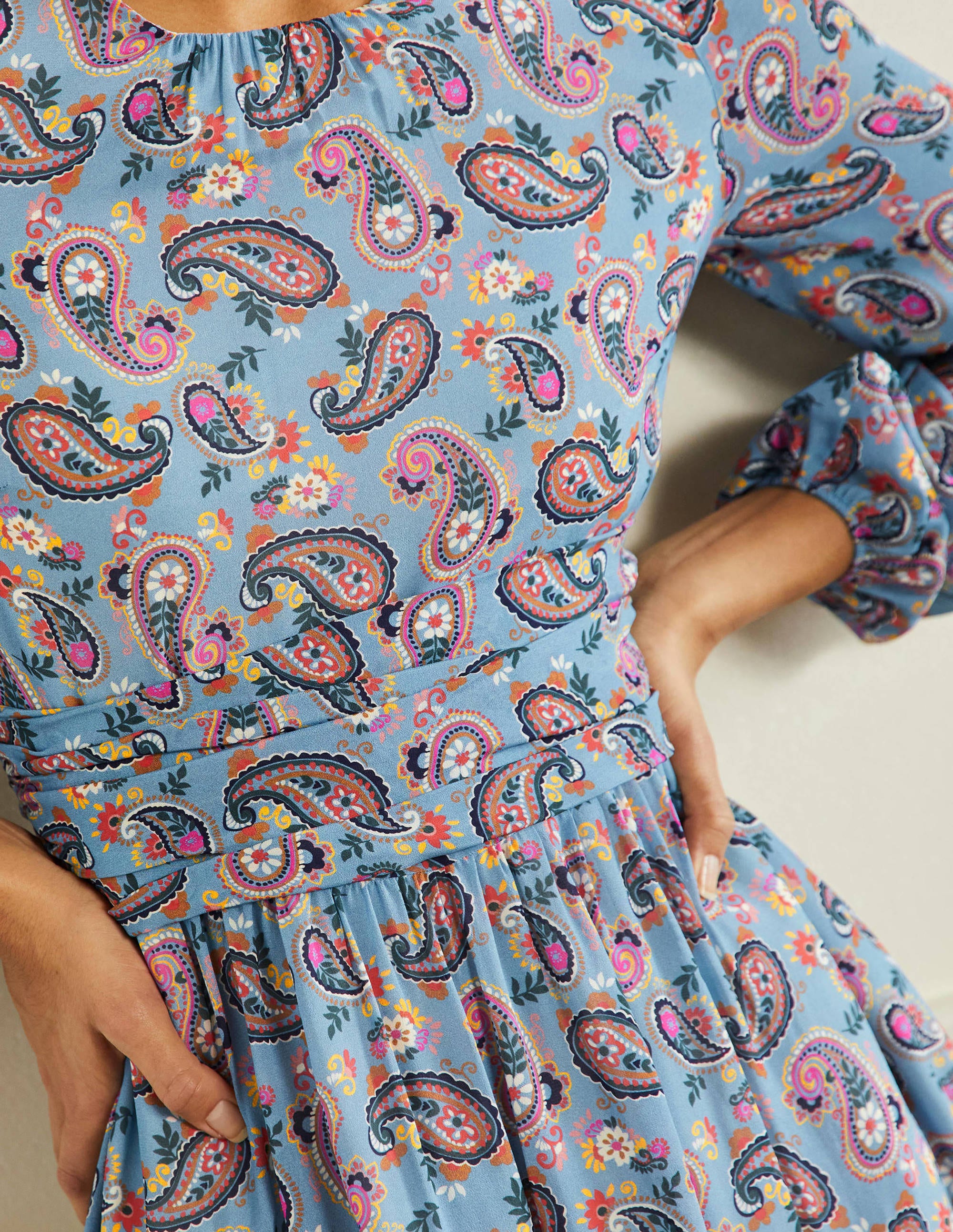 Midikleid mit geraffter Taille-Gedecktes Blau, Paisleymuster - Image 2