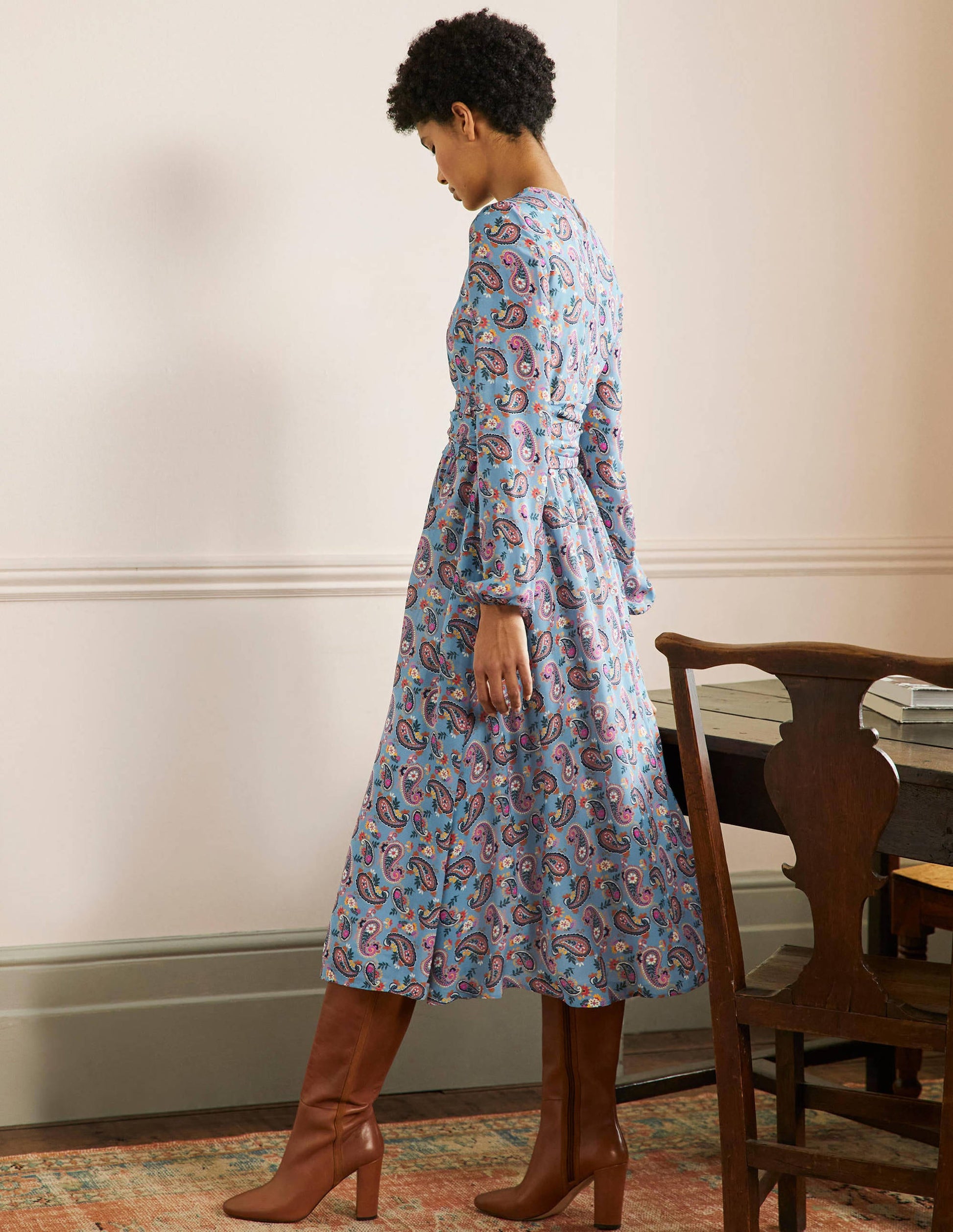 Midikleid mit geraffter Taille-Gedecktes Blau, Paisleymuster-3