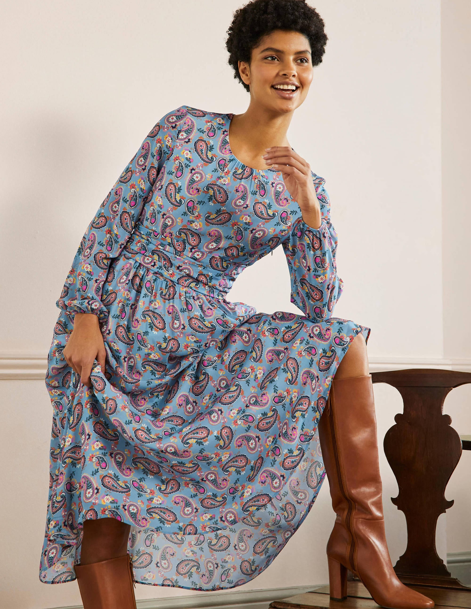 Midikleid mit geraffter Taille-Gedecktes Blau, Paisleymuster - Image 4