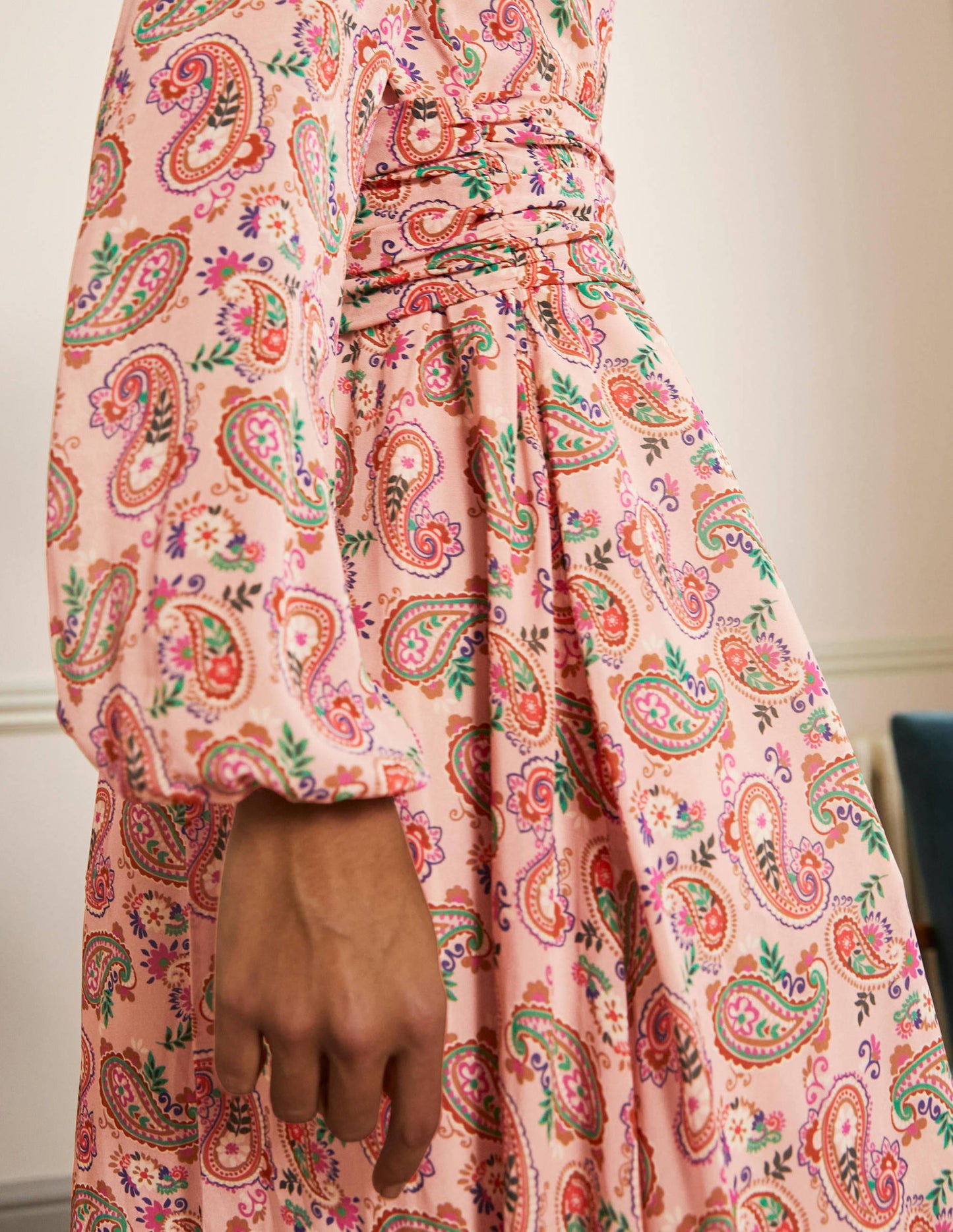 Midikleid mit geraffter Taille-Milchshake, Paisleymuster