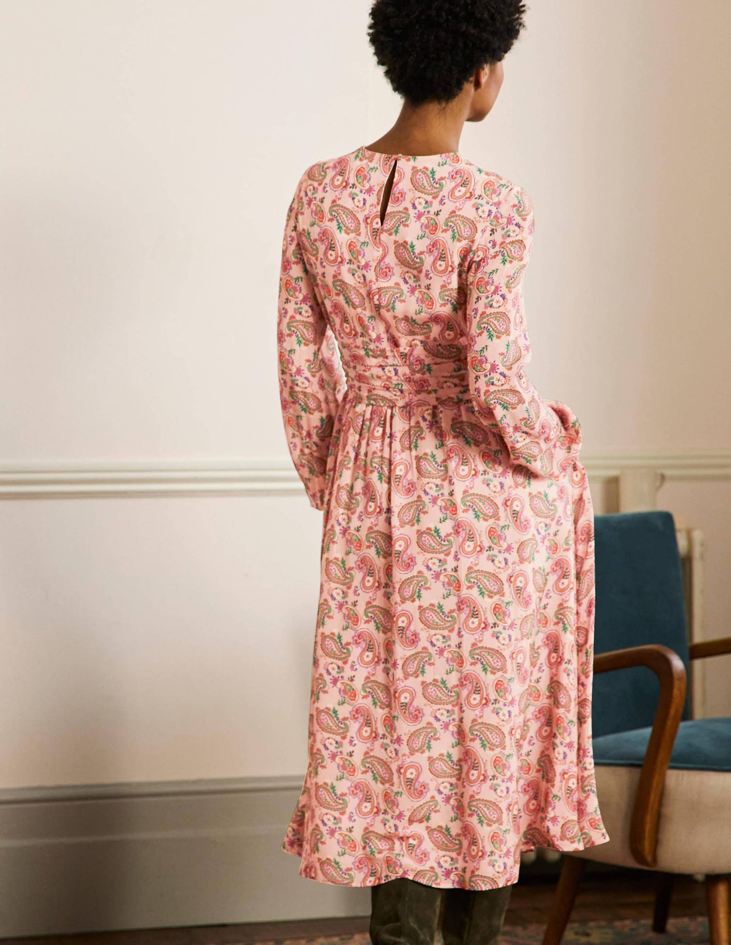 Midikleid mit geraffter Taille-Milchshake, Paisleymuster