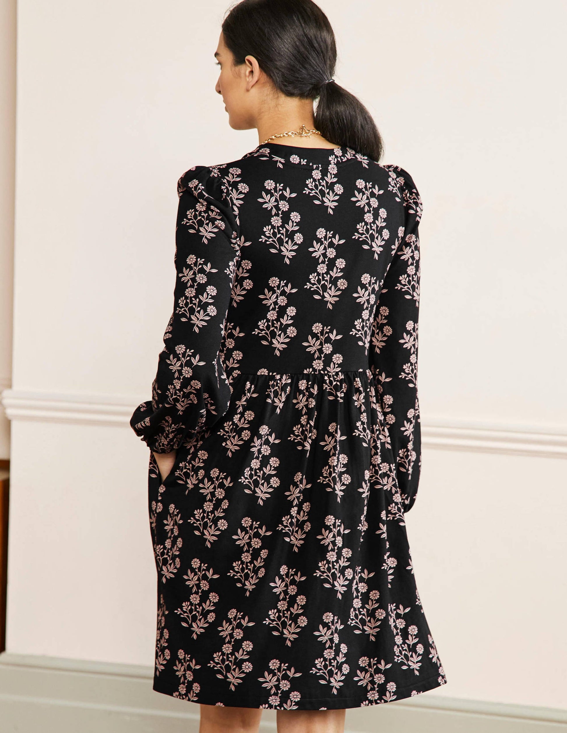 Jerseykleid mit durchgängiger Knopfleiste-Schwarz, Gruppierte Blätter-3