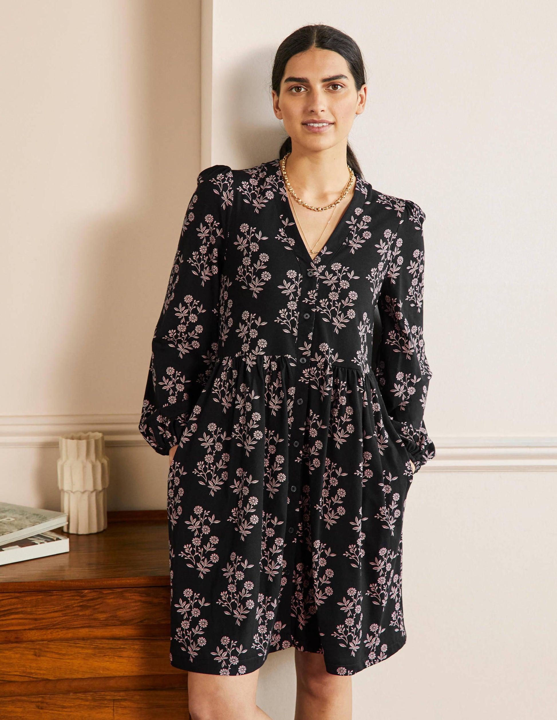 Jerseykleid mit durchgängiger Knopfleiste-Schwarz, Gruppierte Blätter-4