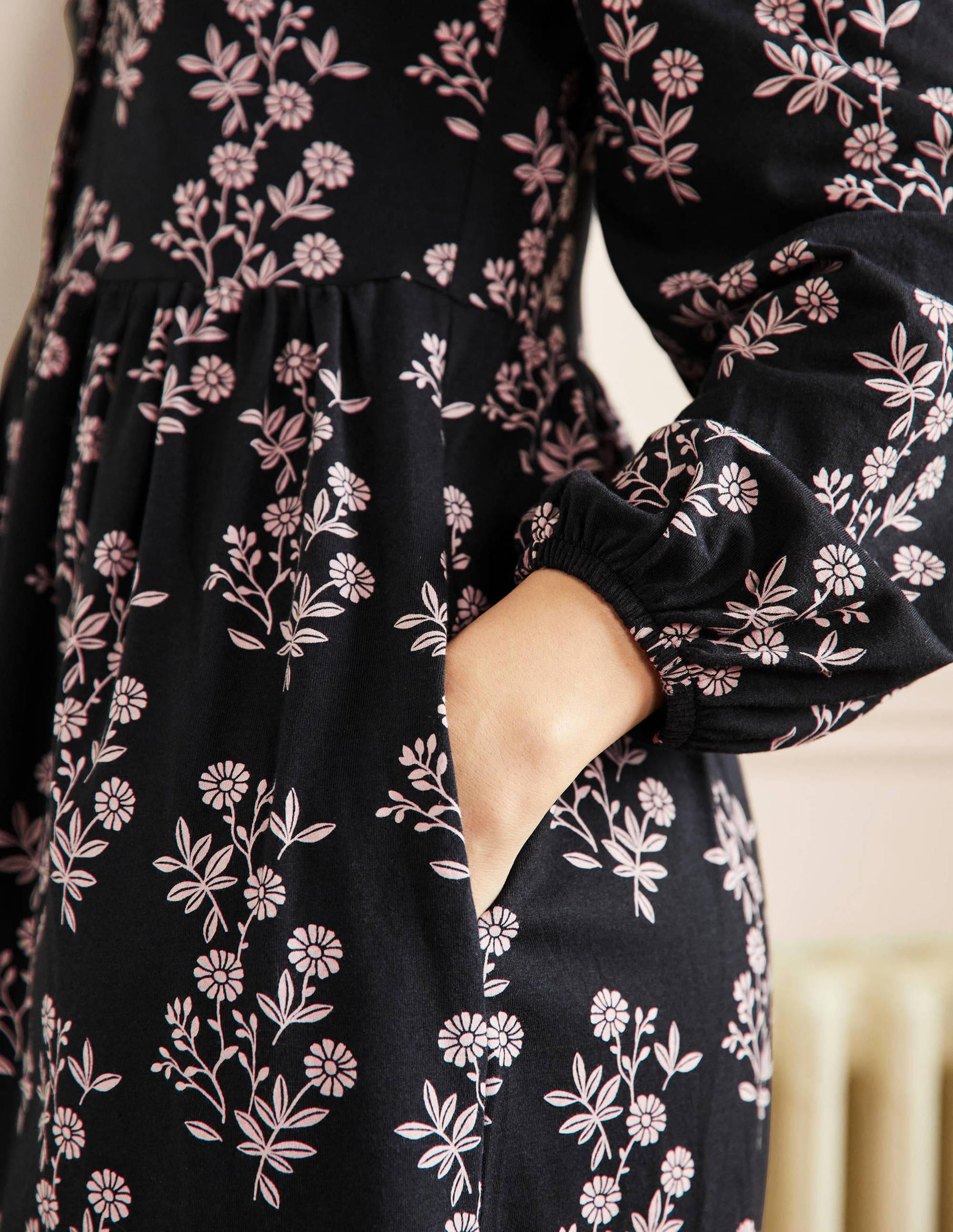 Jerseykleid mit durchgängiger Knopfleiste-Schwarz, Gruppierte Blätter-5