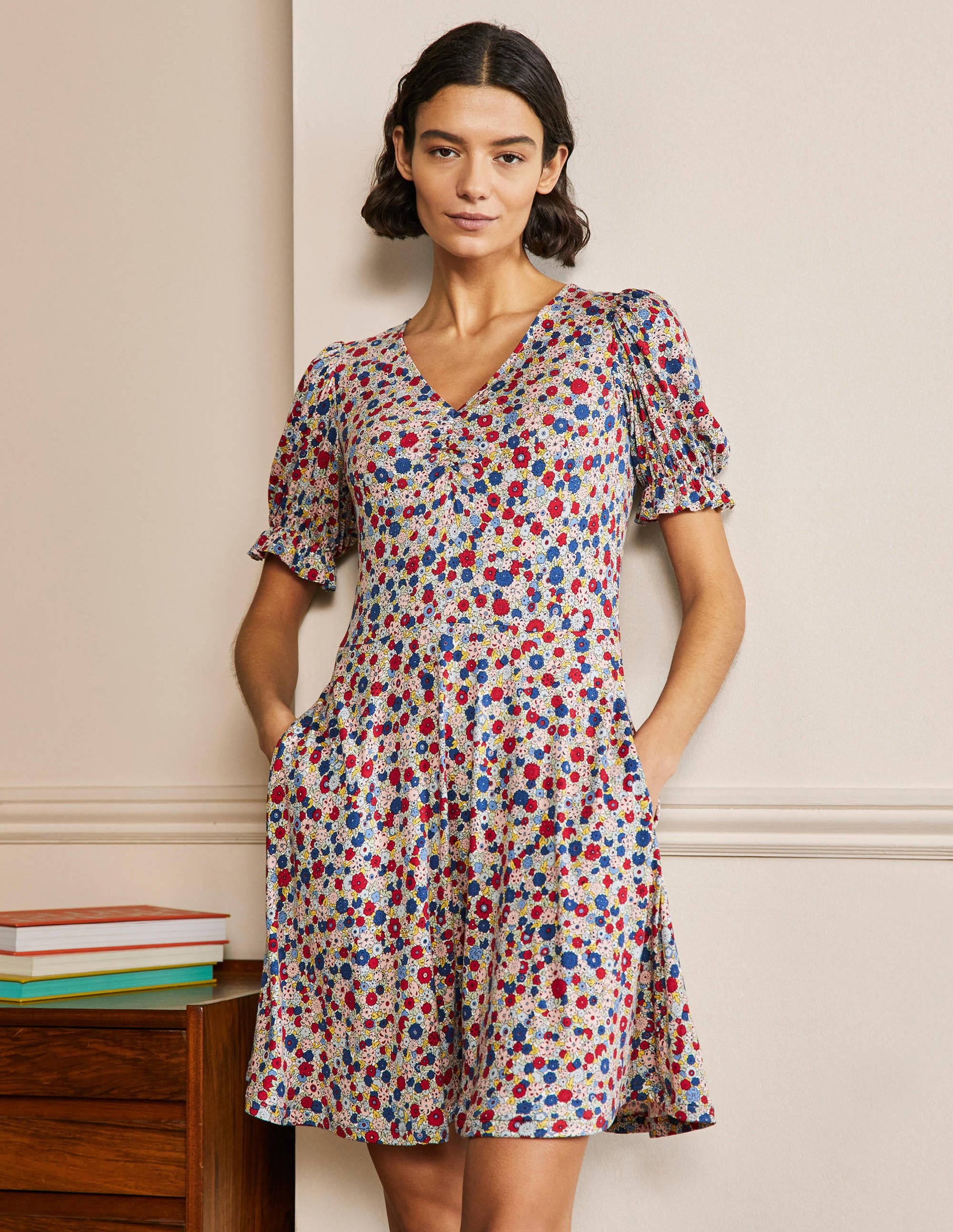 Jerseykleid mit V-Ausschnitt-Rivierablau, Gruppierte Blumen - Image 1