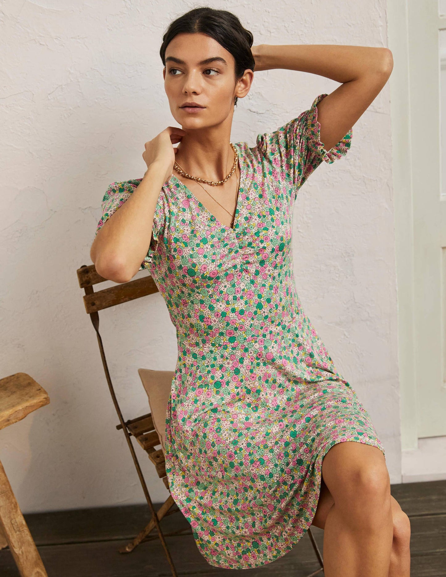 Jerseykleid mit V-Ausschnitt-Schottengrün, Gruppierte Blumen