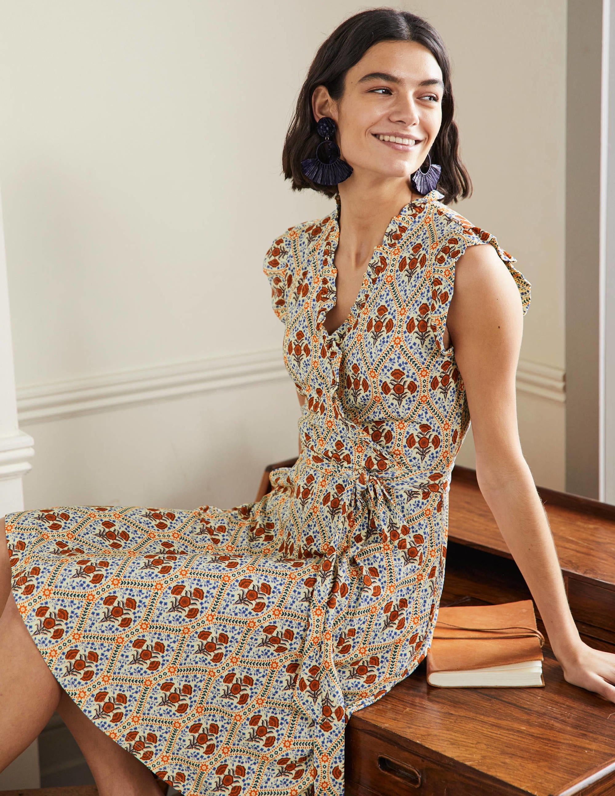 Jerseykleid mit fixierter Wickeloptik und Rüschen-Naturweiß, Mohnblumen - Image 1