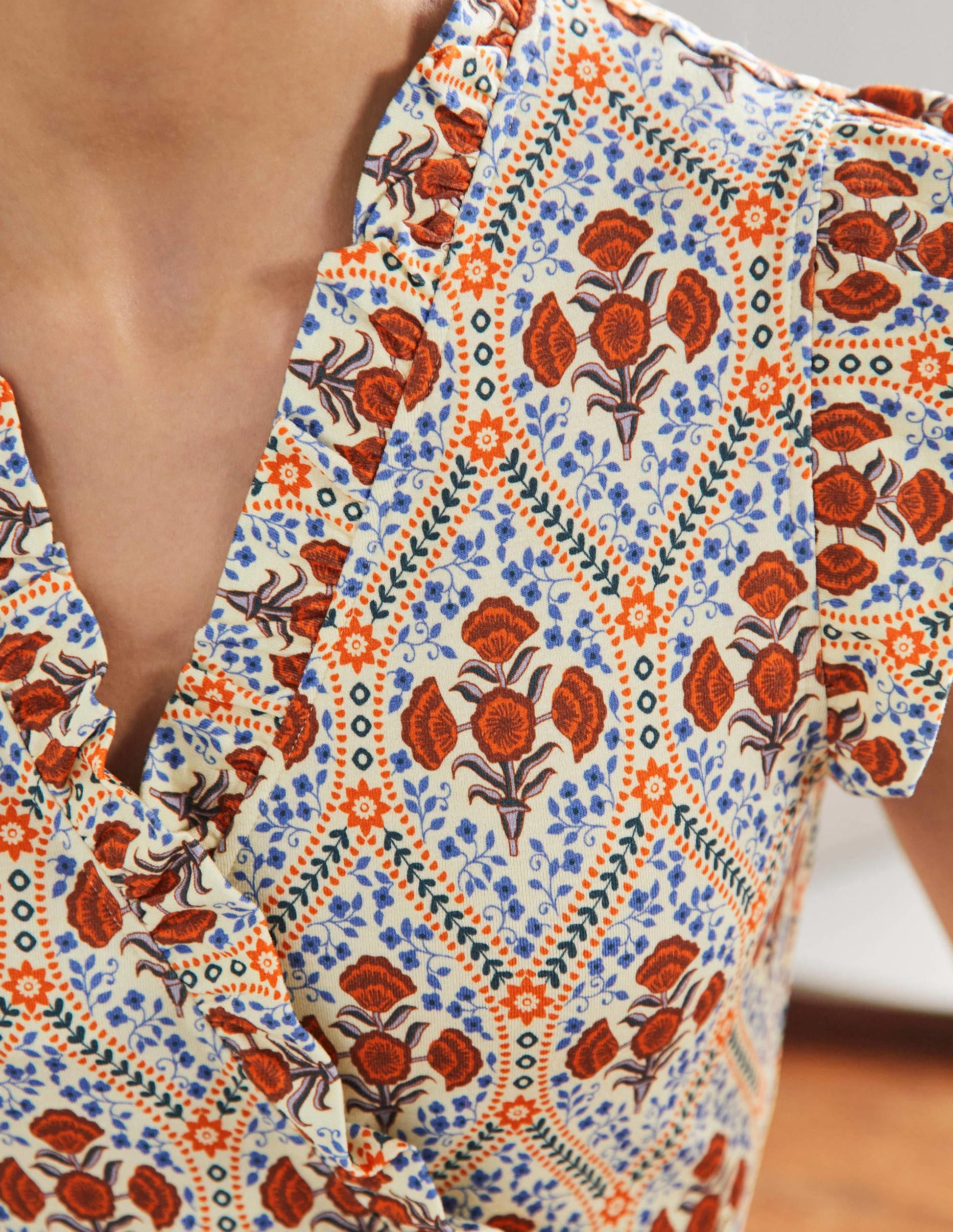 Jerseykleid mit fixierter Wickeloptik und Rüschen-Naturweiß, Mohnblumen-2