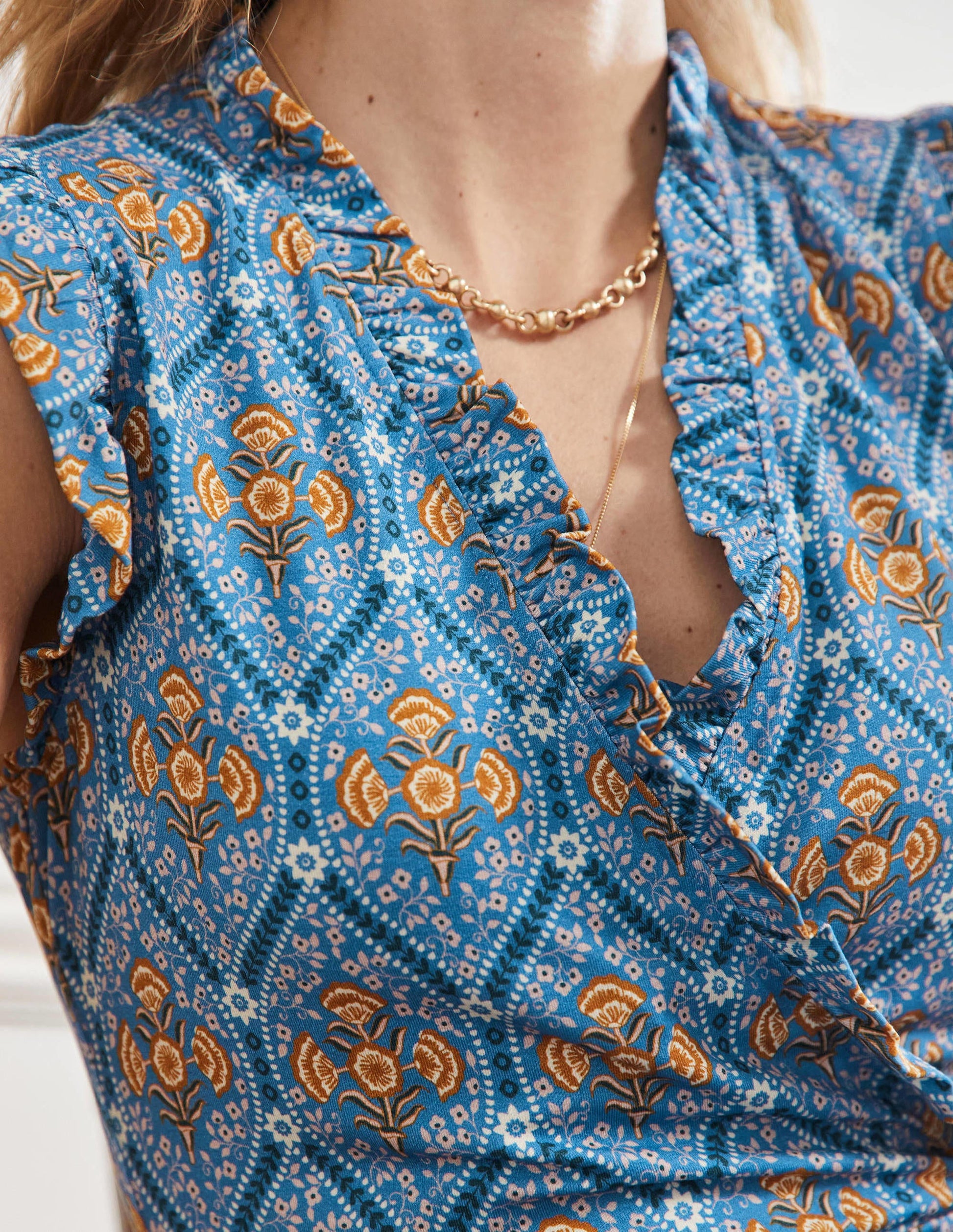 Jerseykleid mit fixierter Wickeloptik und Rüschen-Mosaikblau, Mohnblumen-2