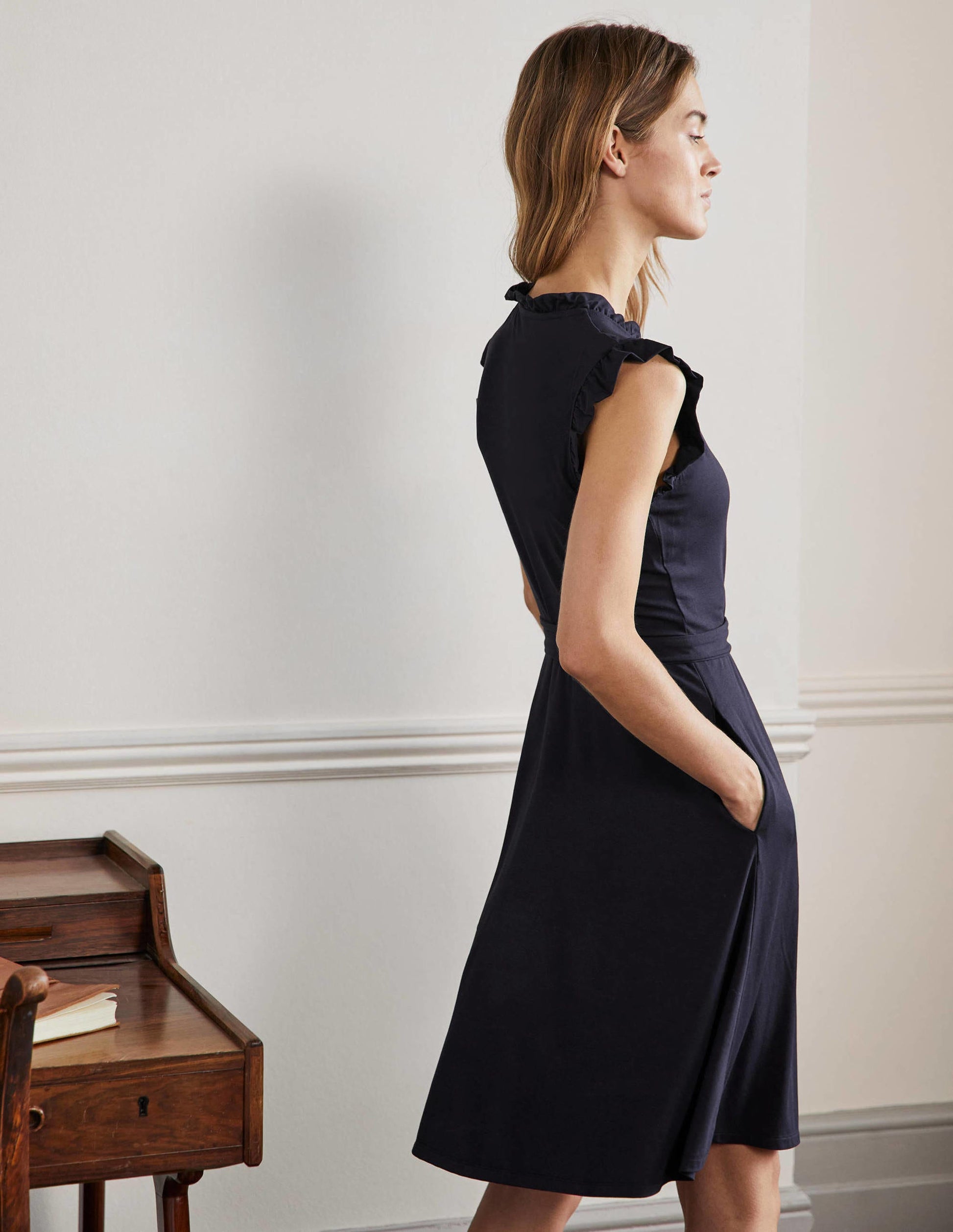 Jerseykleid mit fixierter Wickeloptik und Rüschen-Marineblau-3