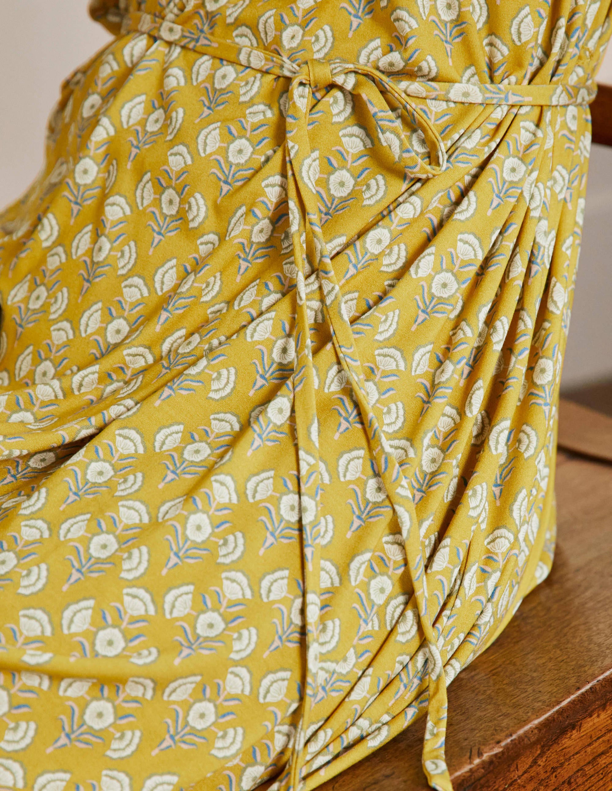 Trägerkleid aus Jersey-Olivenölgelb, Geometrisches Blumenmuster - Image 2