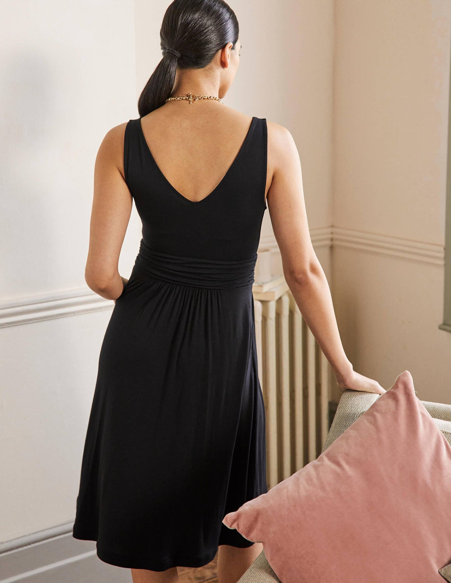 Effie Jerseykleid mit V-Ausschnitt-Schwarz