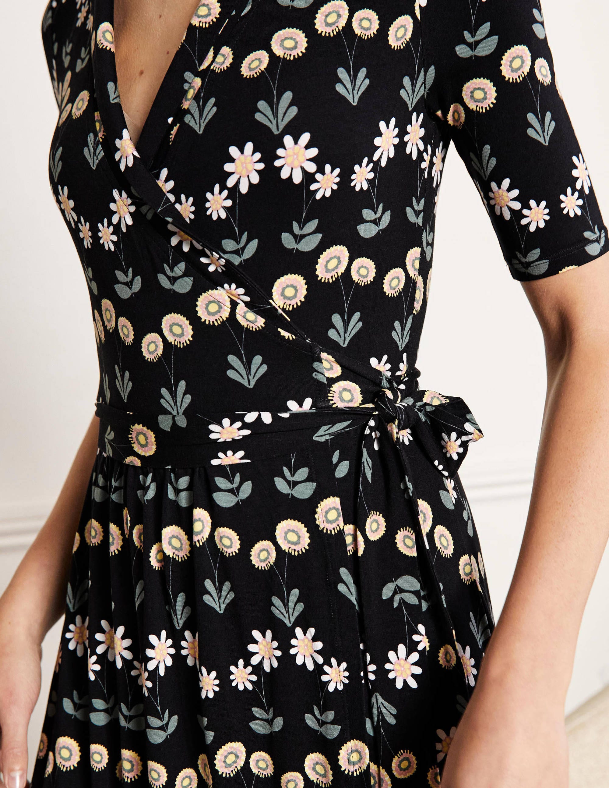 Lavinia Wickelkleid aus Jersey-Schwarz, Zarte Gänseblümchen - Image 2