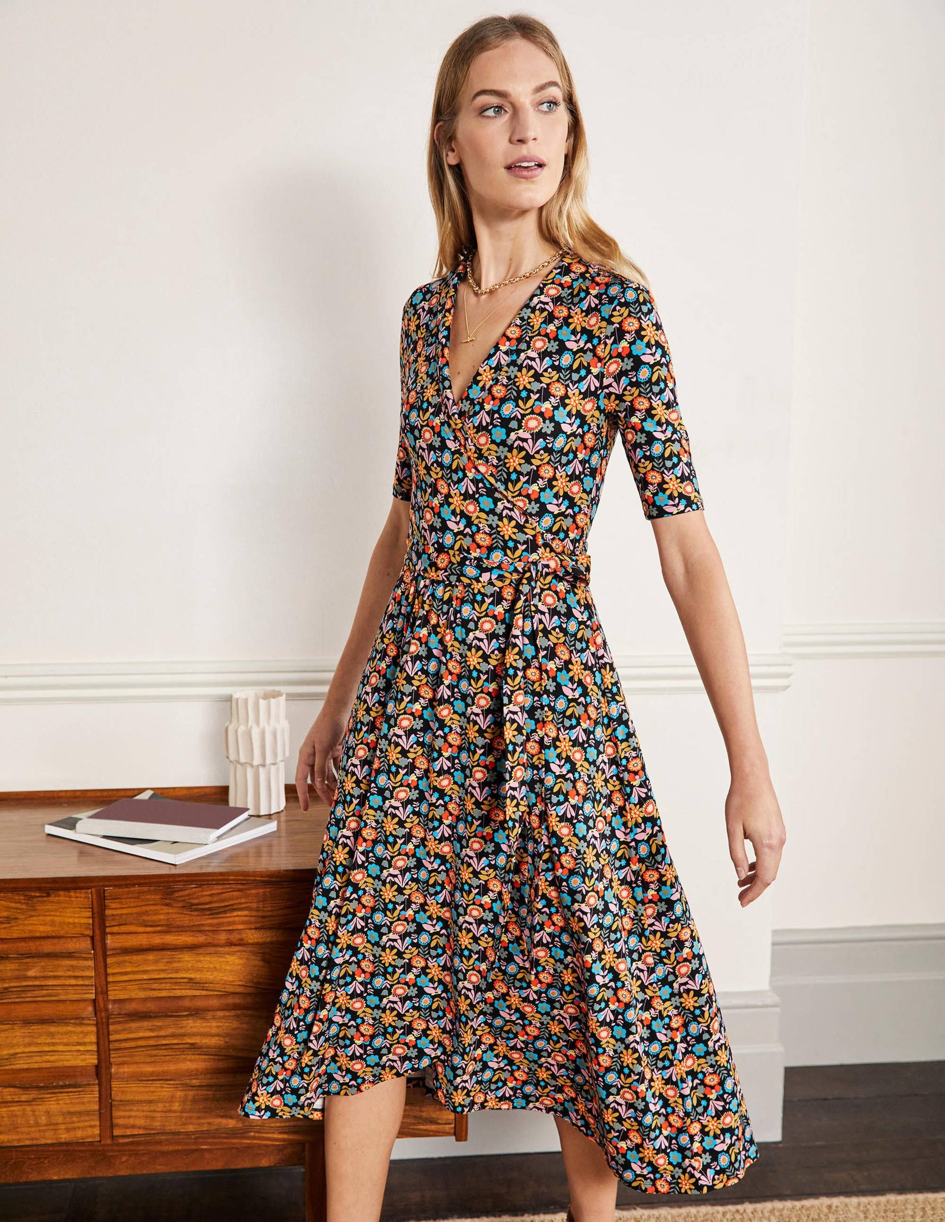 Lavinia Wickelkleid aus Jersey-Schwarz, Blüten-1