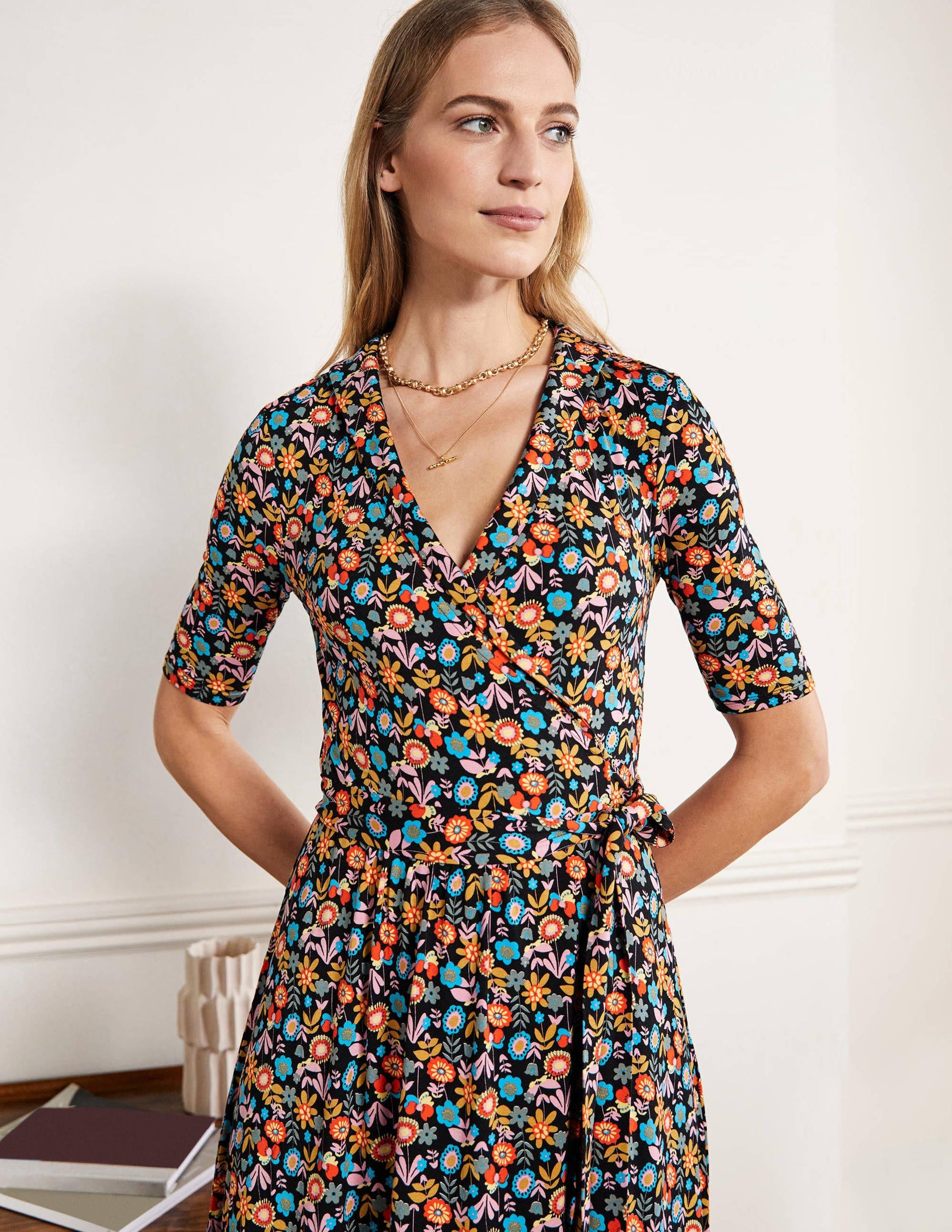Lavinia Wickelkleid aus Jersey-Schwarz, Blüten-4