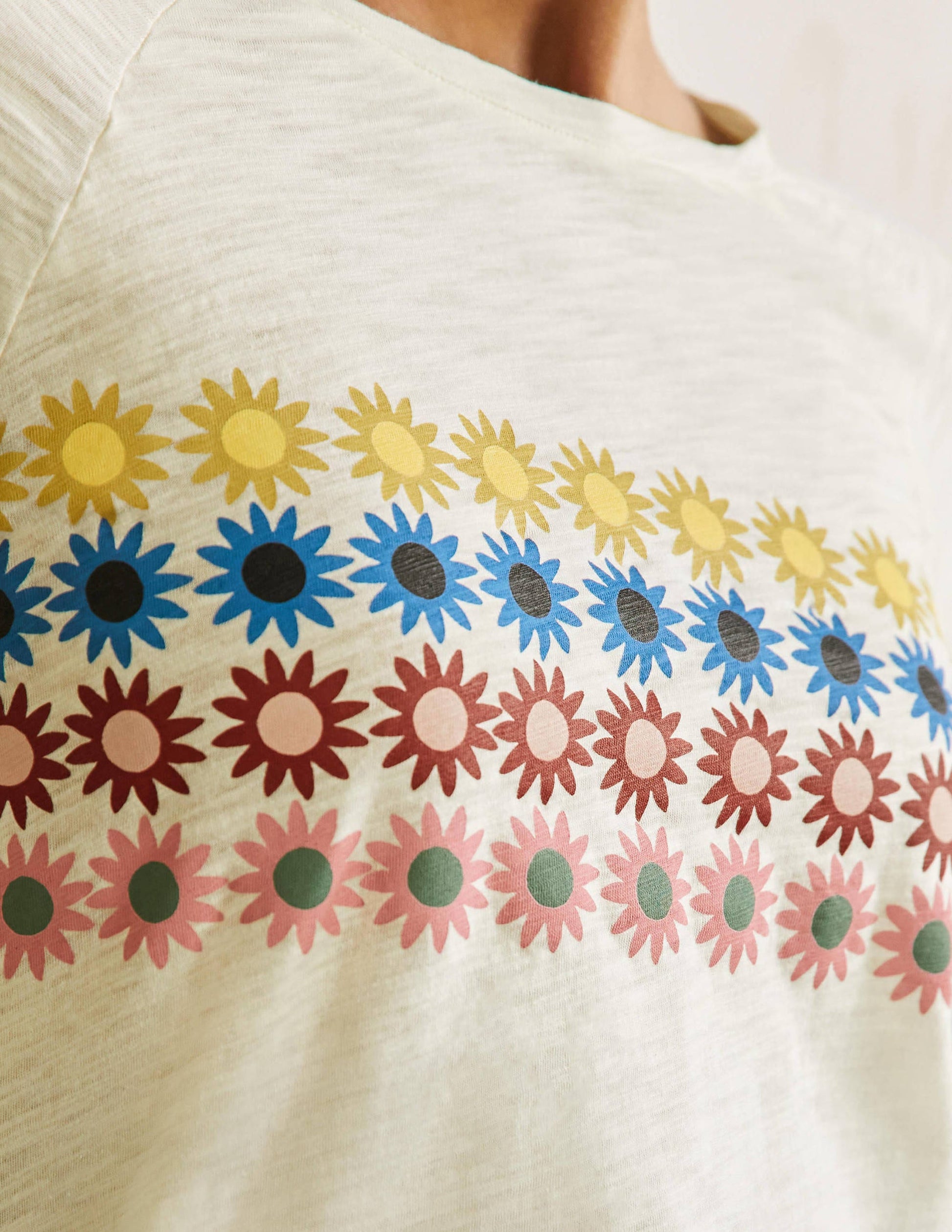 Lorna Jerseyoberteil im Baseball-Stil-Naturweiß, Blumenstreifen auf der Brust-2