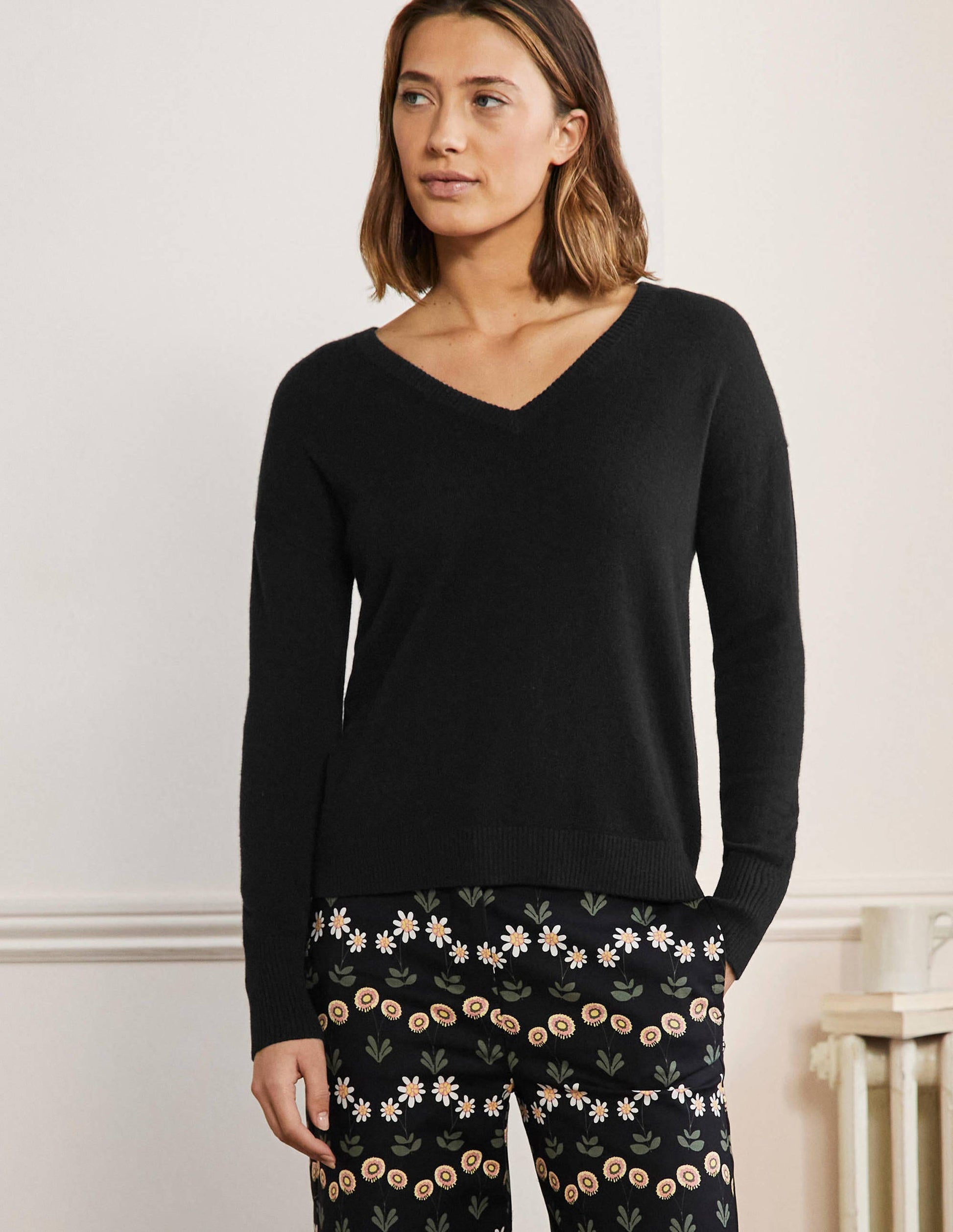 Lässiger Kaschmirpullover mit V-Ausschnitt-Schwarz-1