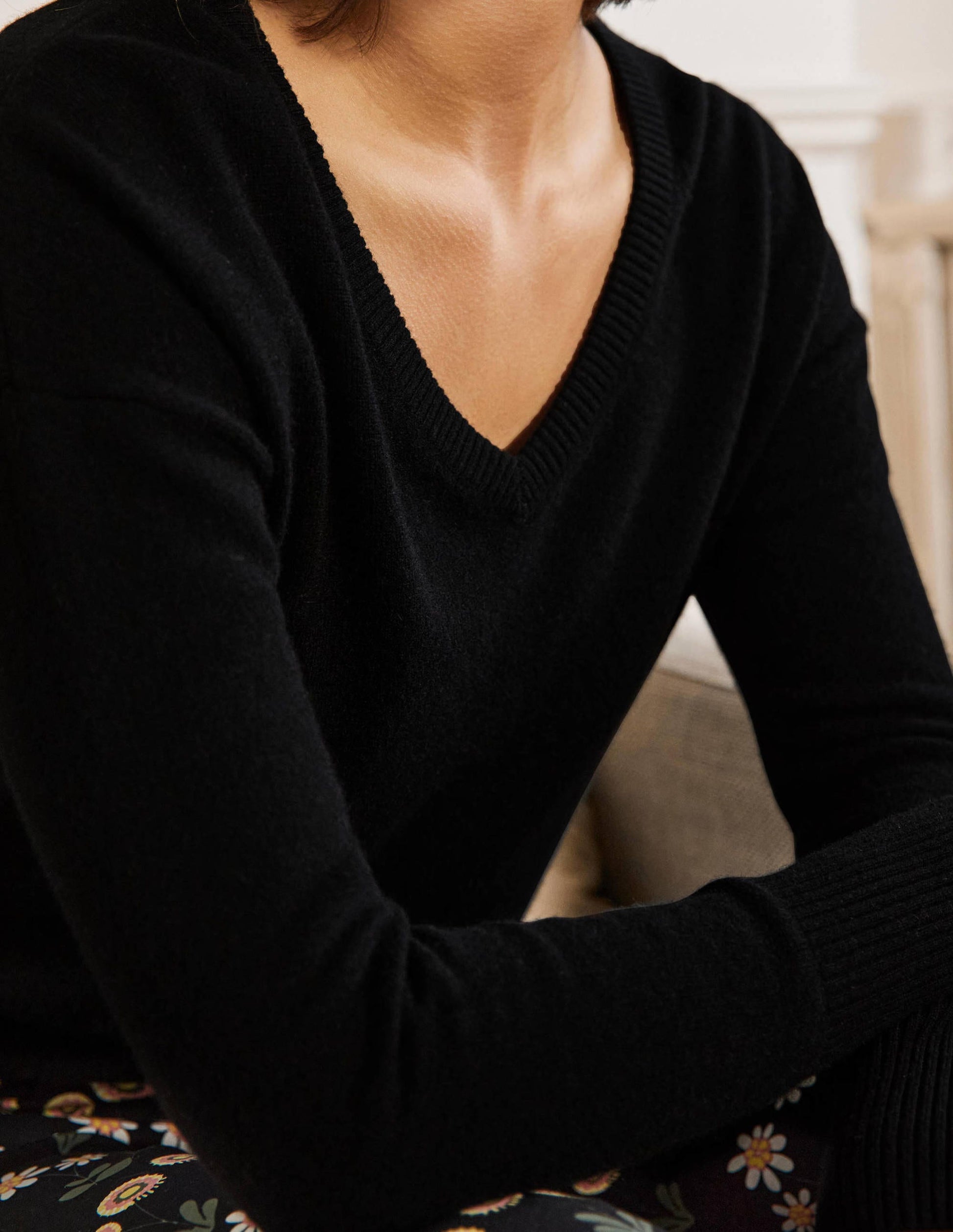Lässiger Kaschmirpullover mit V-Ausschnitt-Schwarz-2