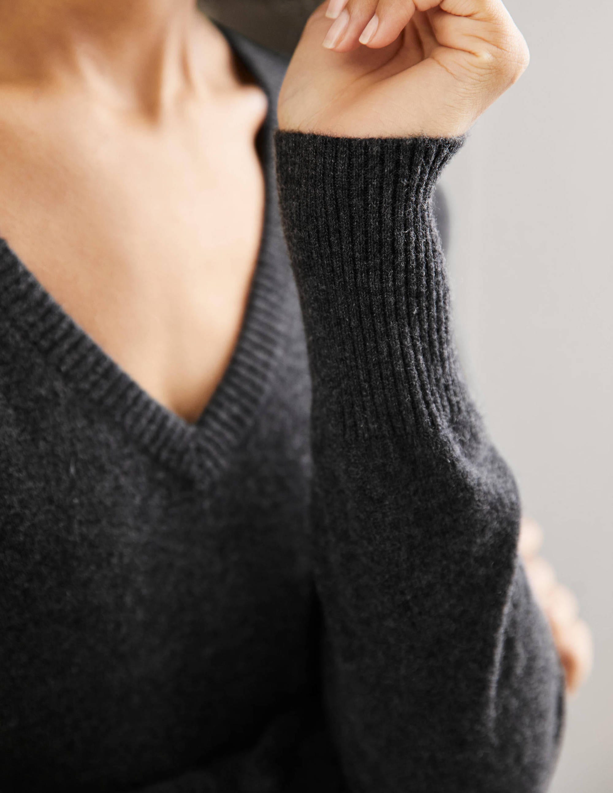 Lässiger Kaschmirpullover mit V-Ausschnitt-Anthrazit Melange - Image 2