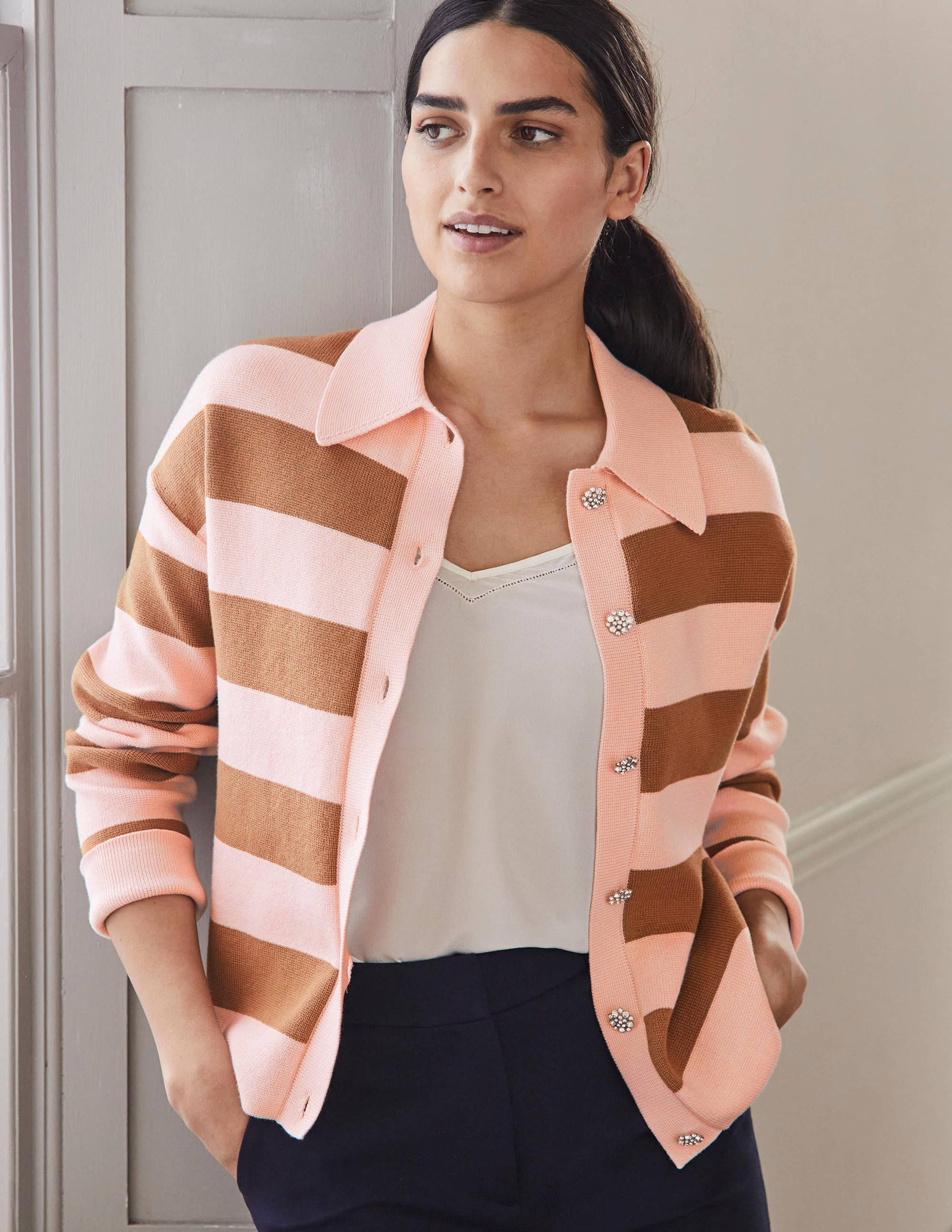 Gilet à col et boutons ornementés-Milkshake, rayé camel-4