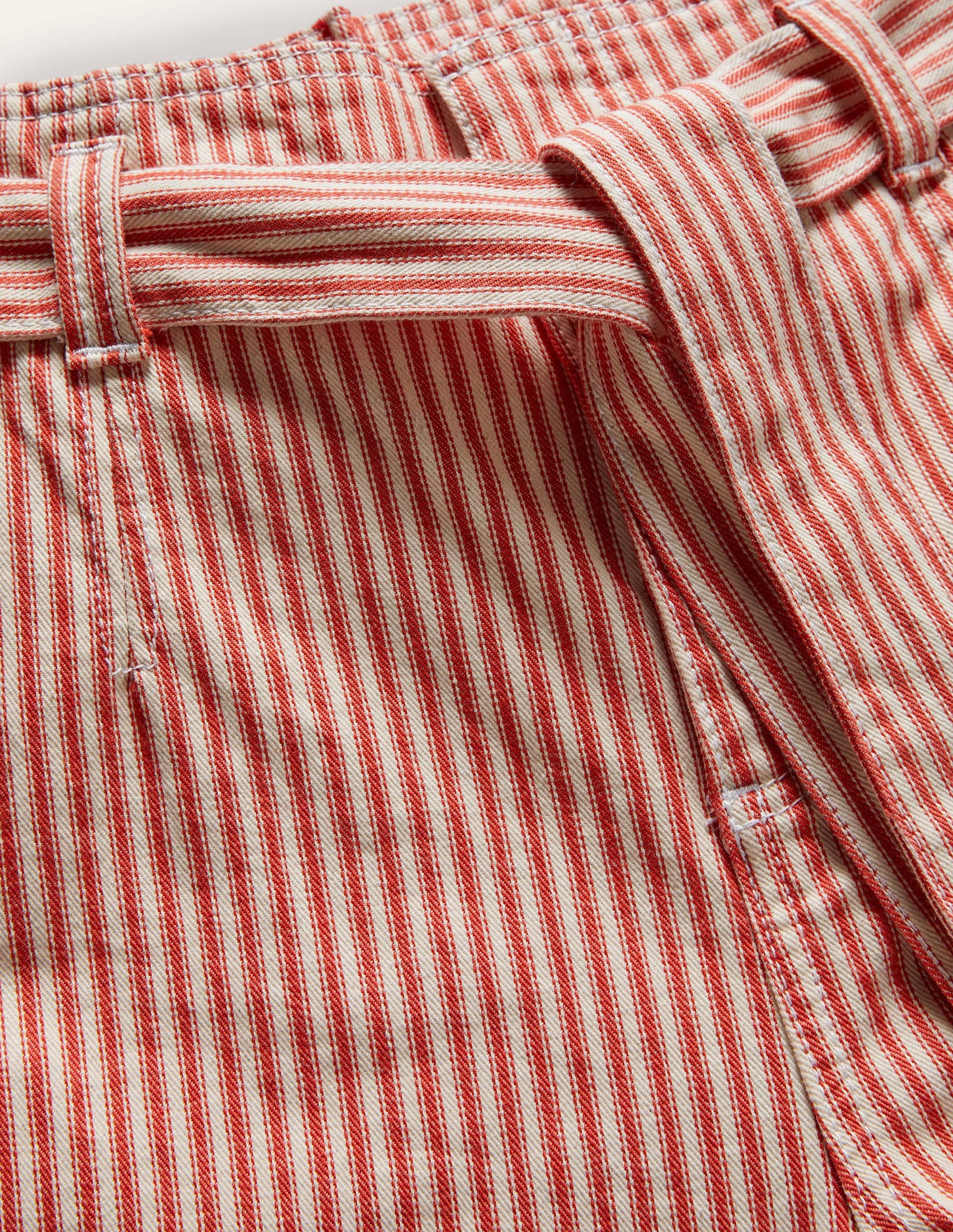 Jeans mit Bindegürtel-Rot, Feine Streifen-5