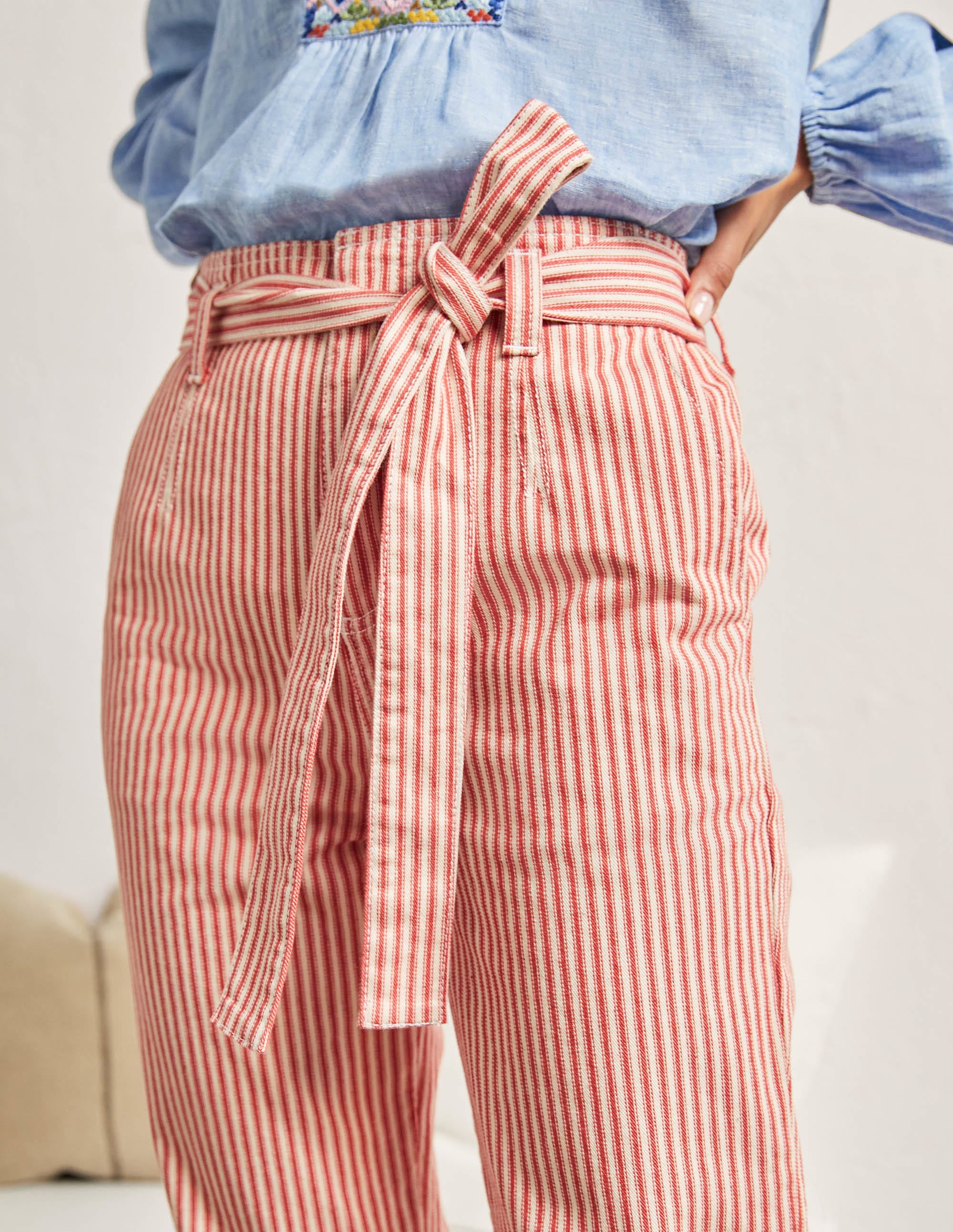 Jeans mit Bindegürtel-Rot, Feine Streifen - Image 2