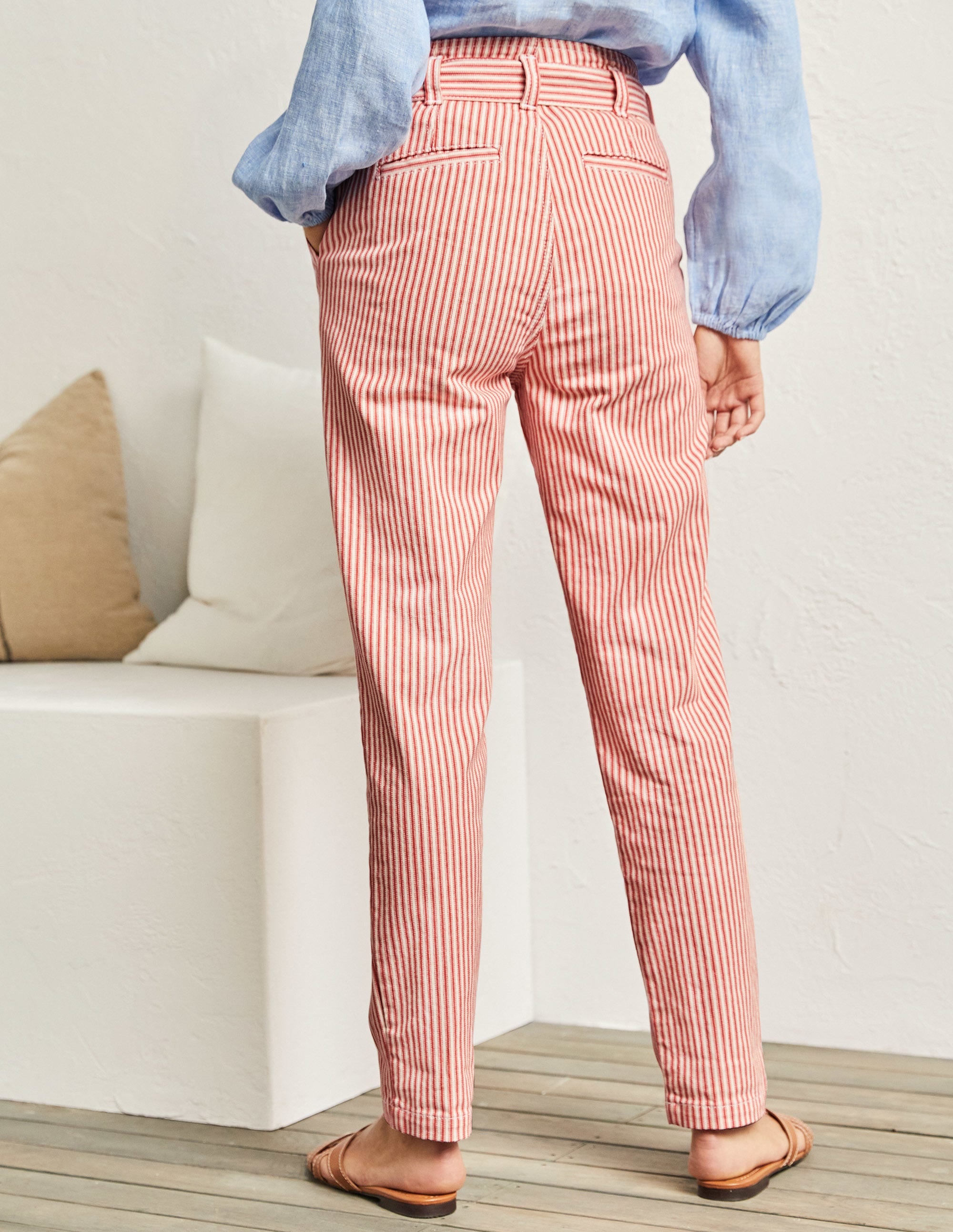 Jeans mit Bindegürtel-Rot, Feine Streifen - Image 3