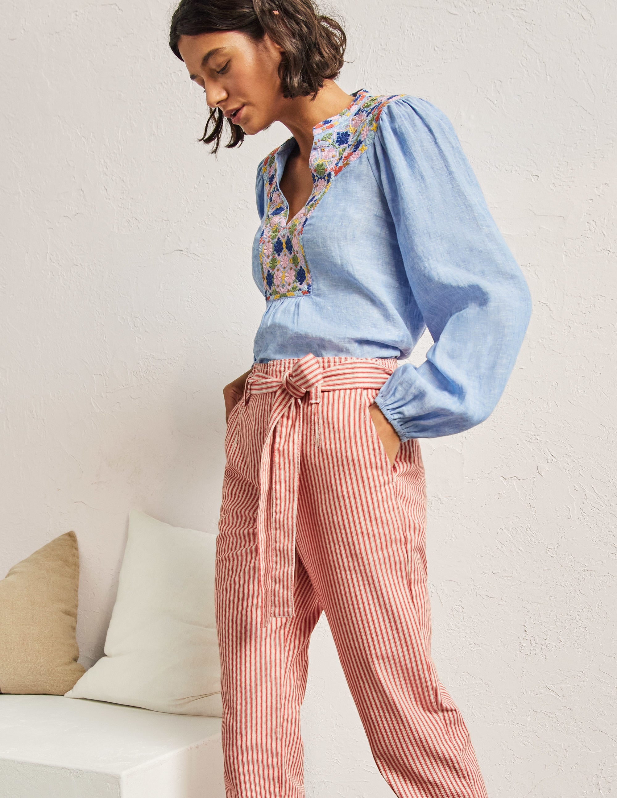 Jeans mit Bindegürtel-Rot, Feine Streifen - Image 4