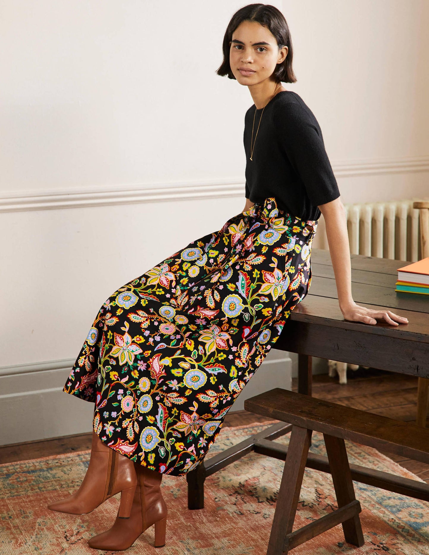 Tellerrock mit Taillenbund-Schwarz, Üppiges Paradiesmuster