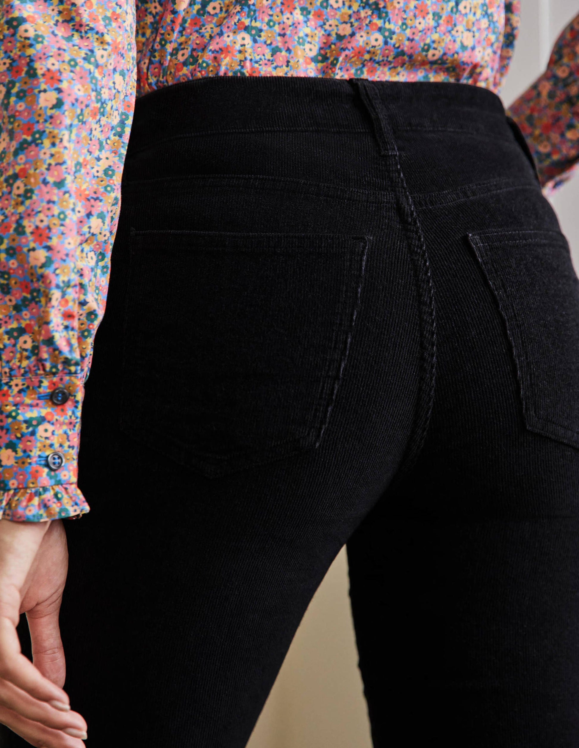 Schmale Cord-Jeans mit geradem Bein-Schwarz-2