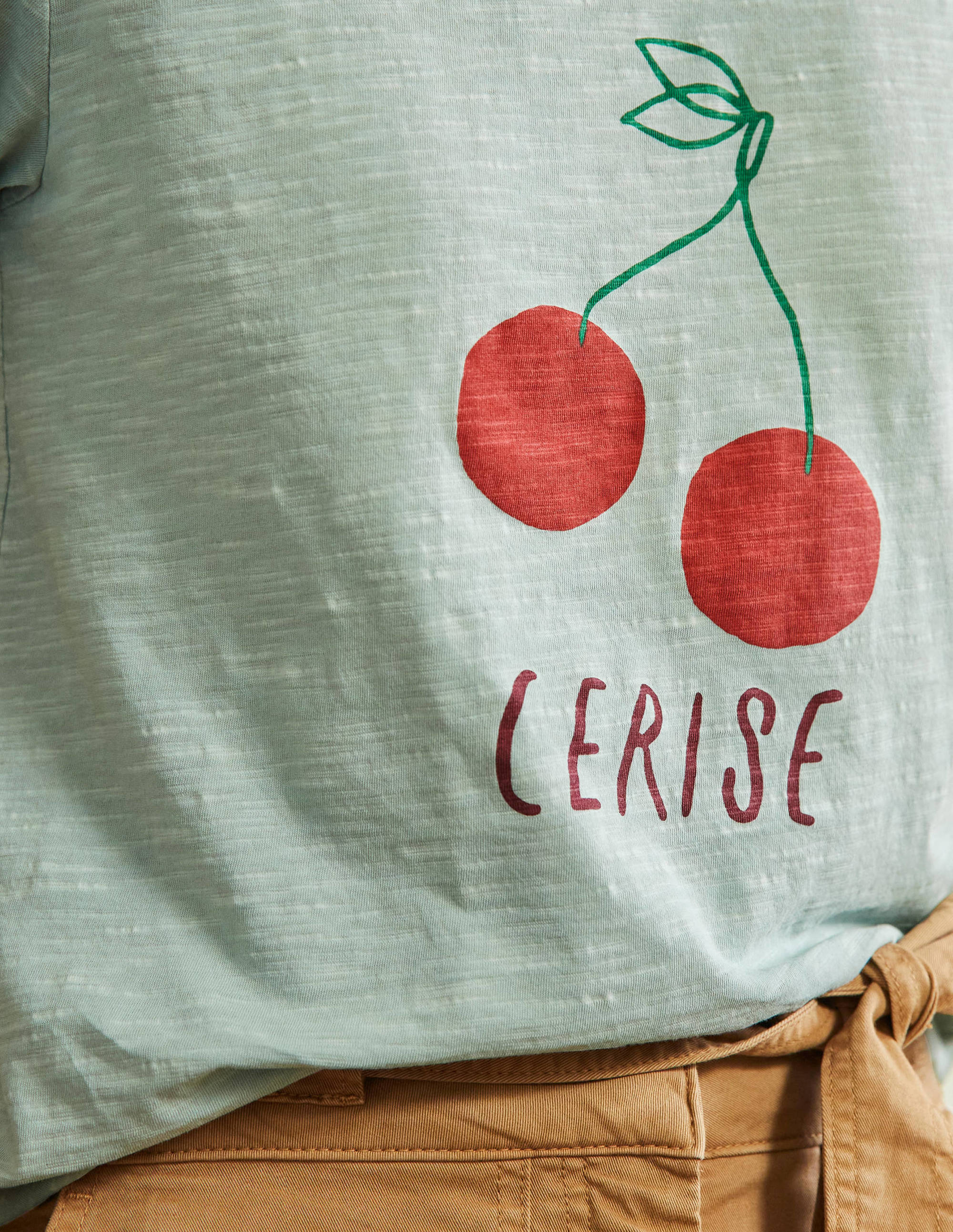 T-shirt avec revers aux manches-Ciel matinal, cerise - Image 2