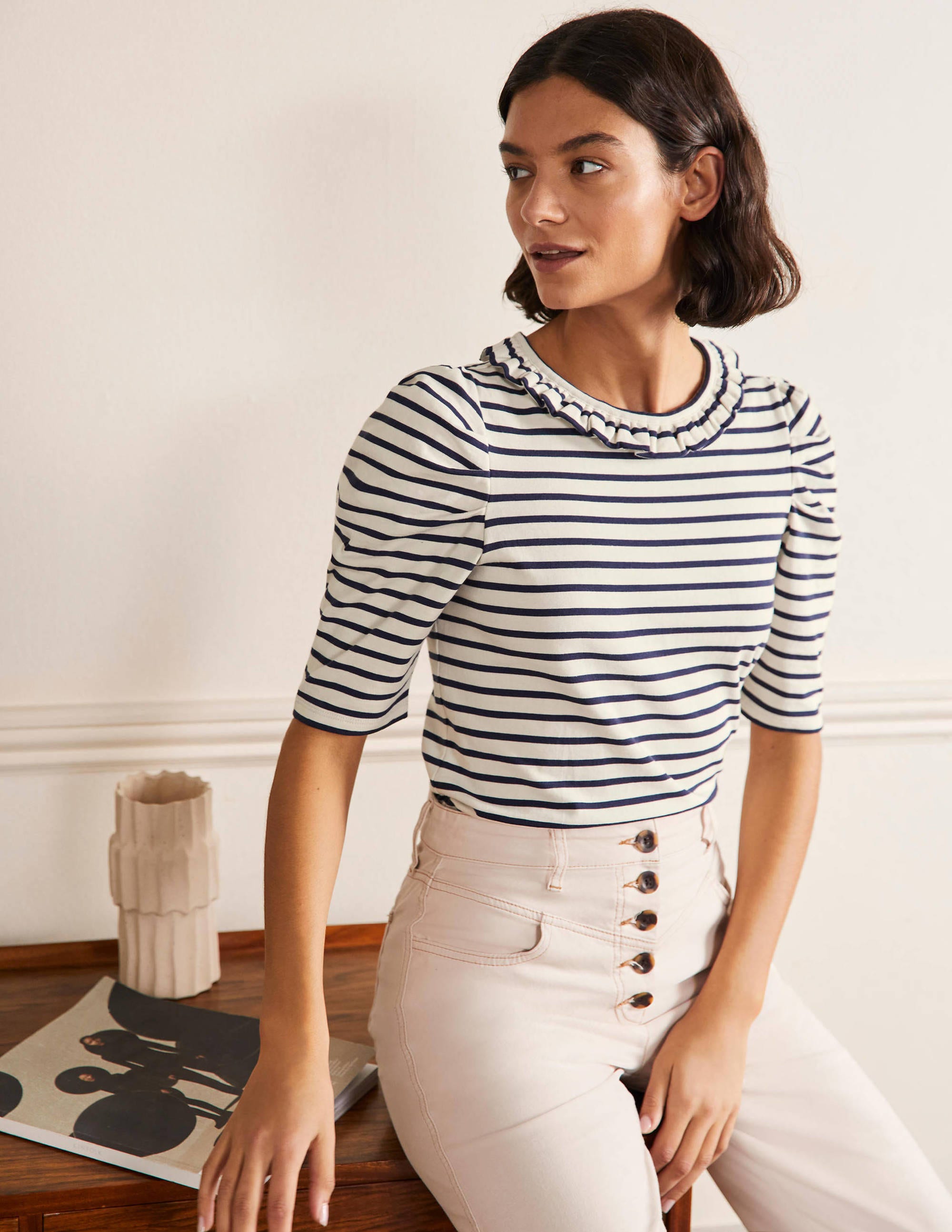 T-Shirt mit Puffärmeln und Rüschenausschnitt-Naturweiß/Navy, Gestreift - Image 1