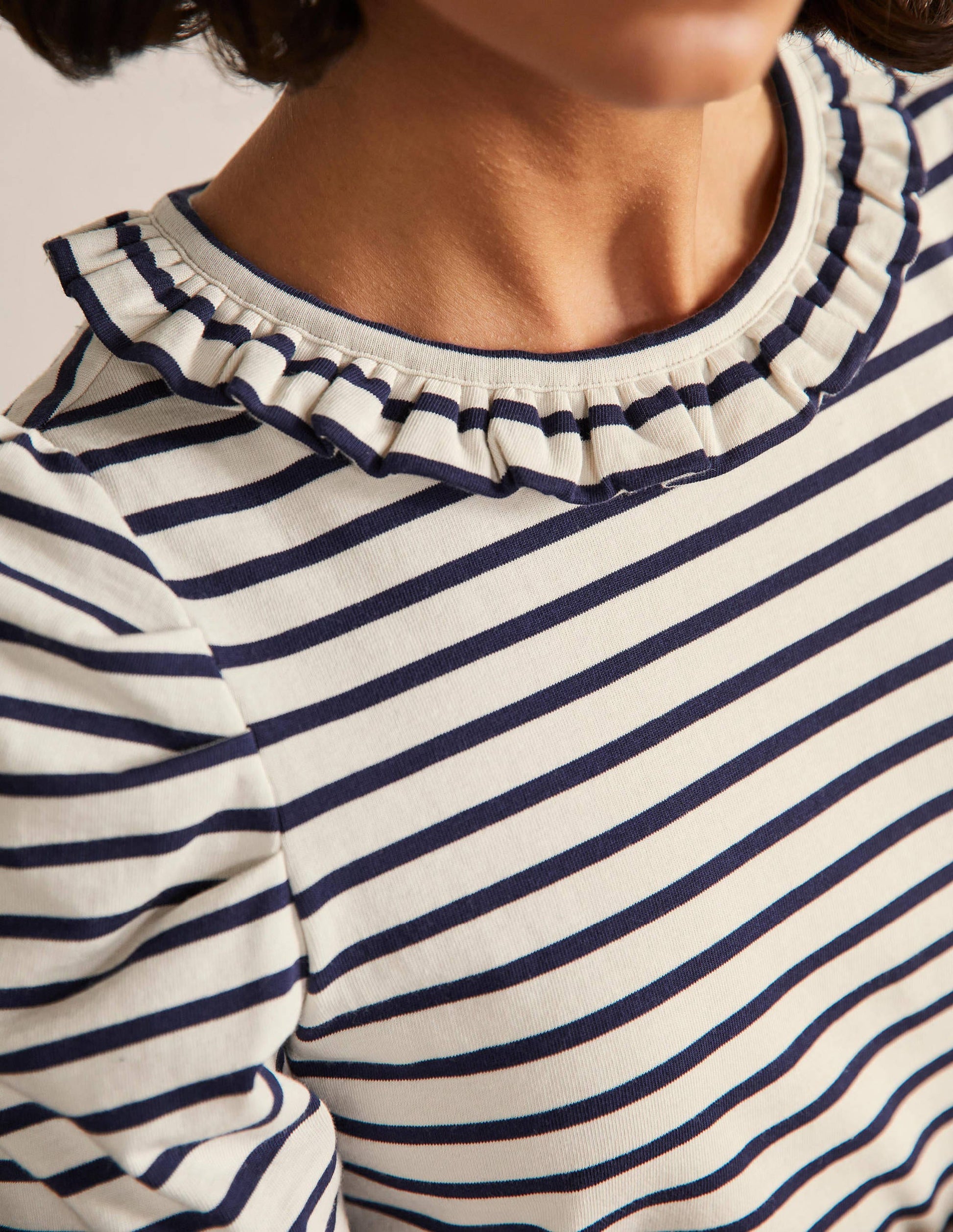T-Shirt mit Puffärmeln und Rüschenausschnitt-Naturweiß/Navy, Gestreift-2