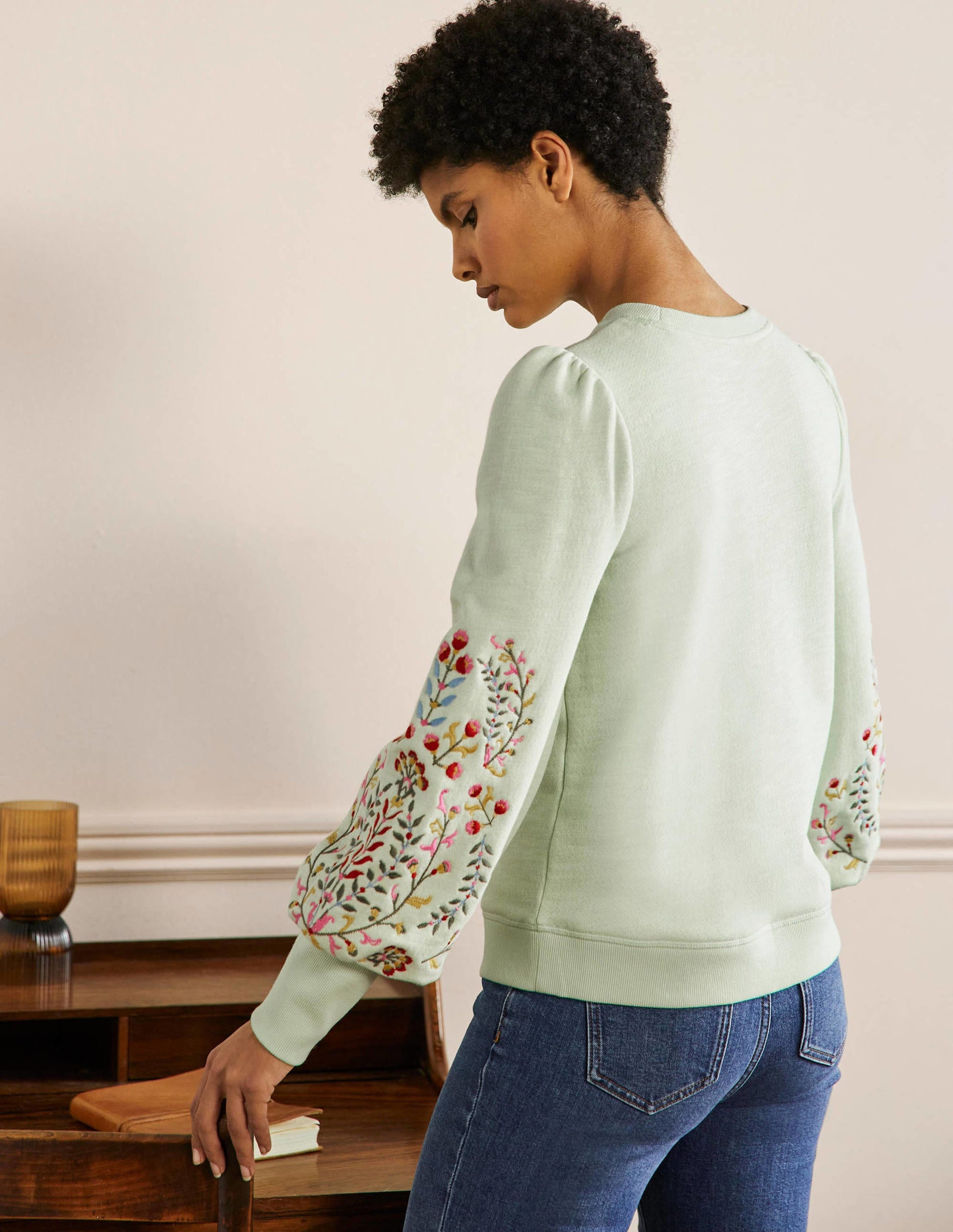 Sweat brodé à manches blousantes-Crème d'avocat, broderies-3