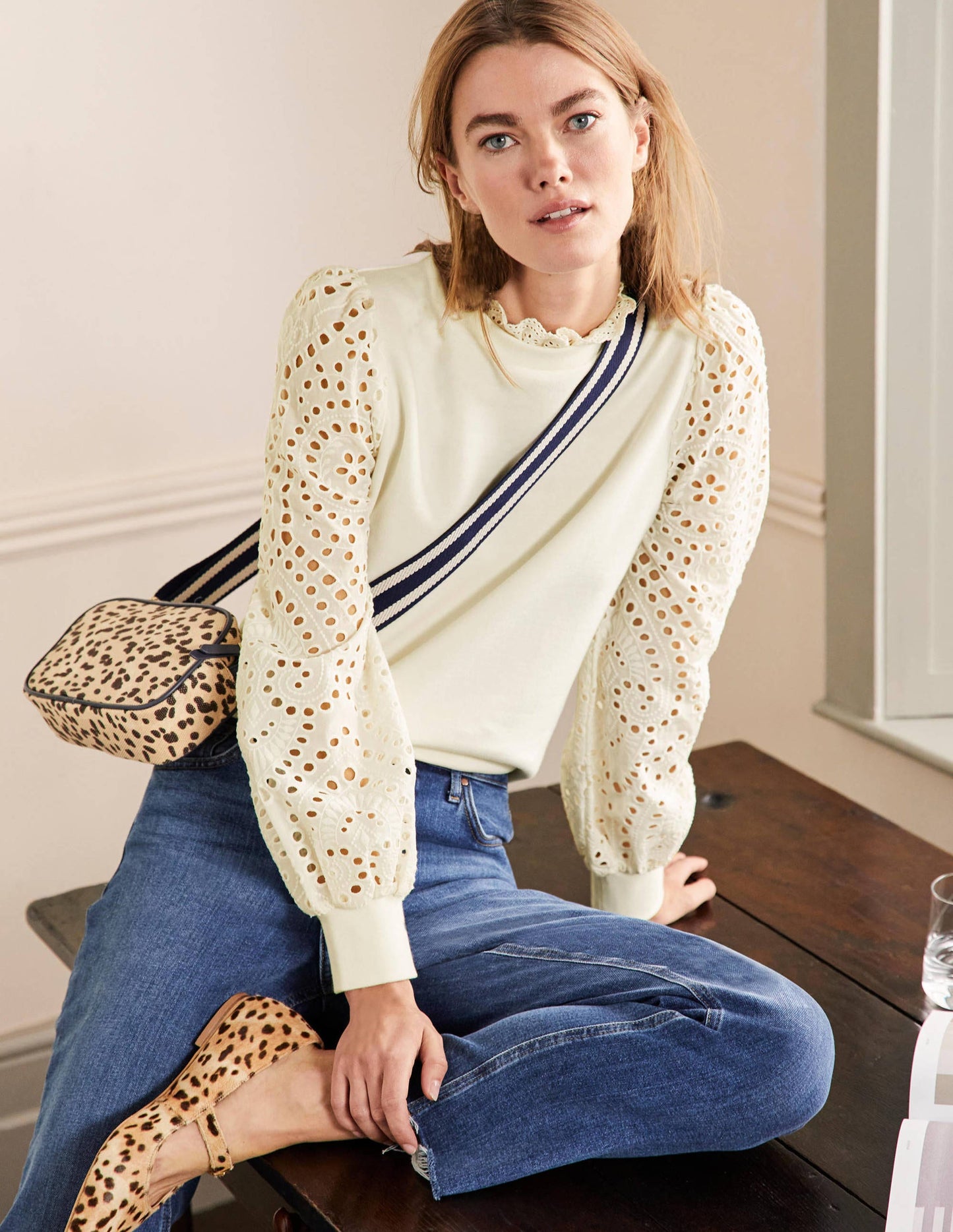 Blouson-Sweatshirt mit Lochstickerei-Naturweiß
