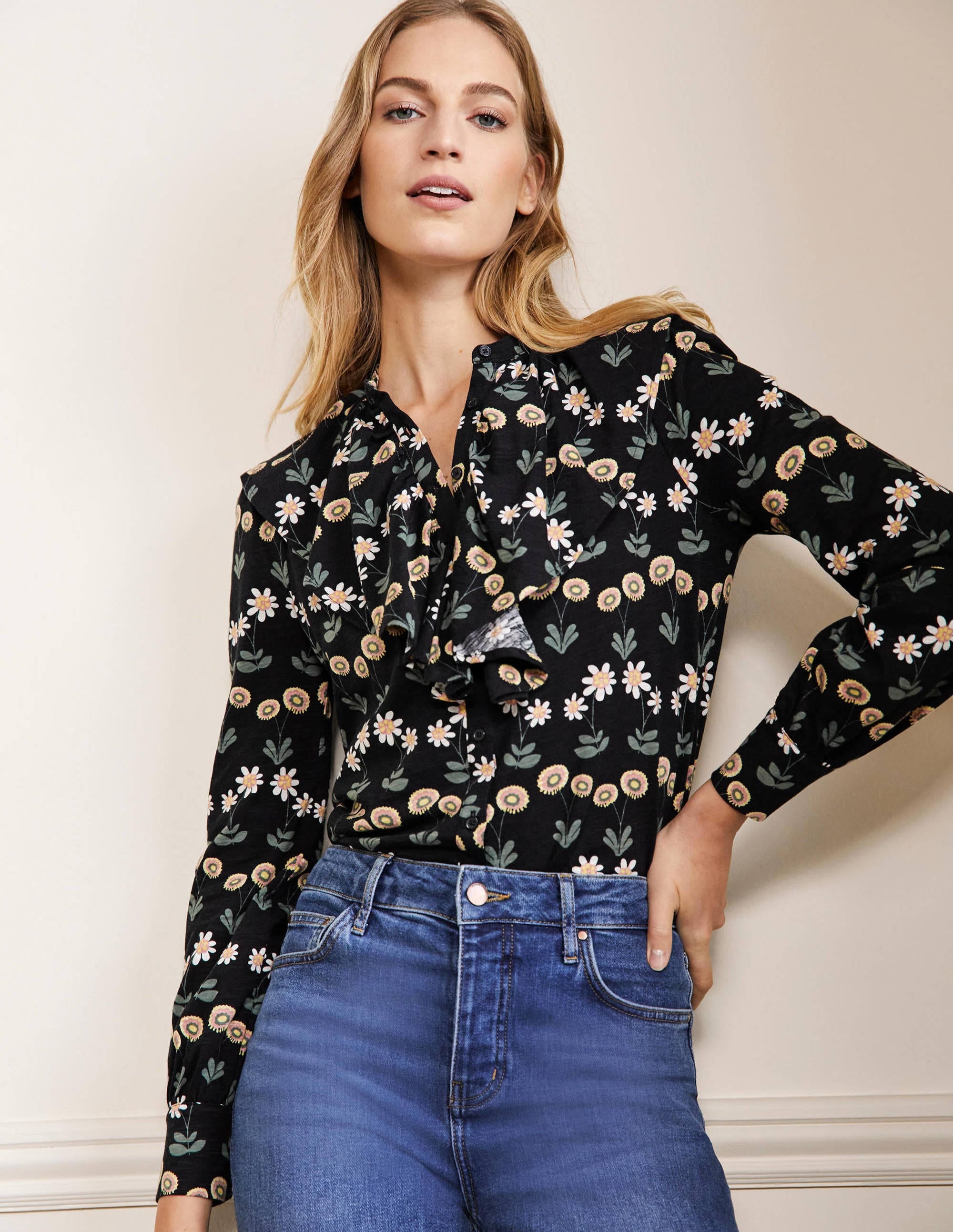 Chemise en jersey à volant-Noir, motif Delicate Daisy - Image 1