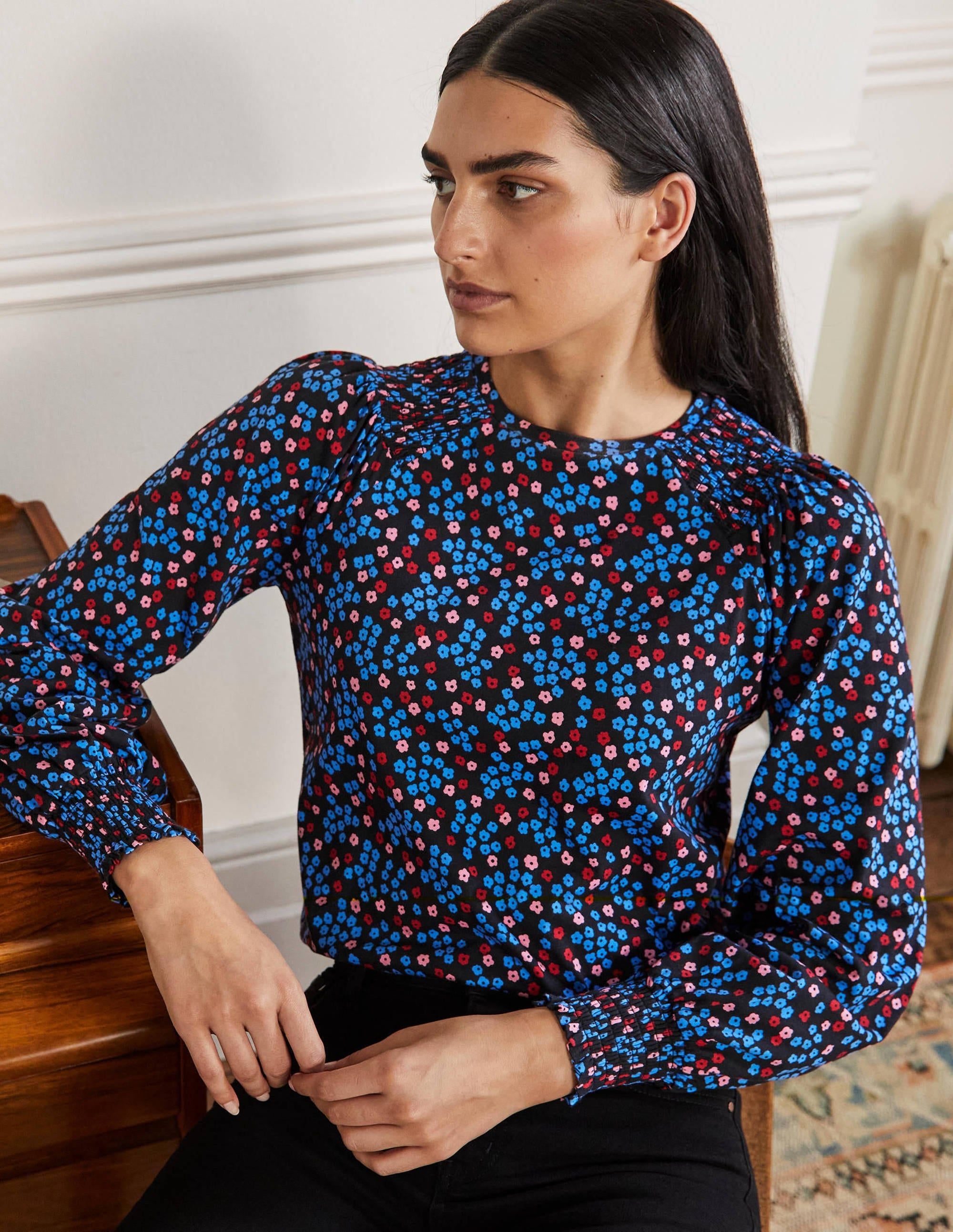 Gesmoktes Jerseyoberteil mit Blousonärmeln-Schwarz, Filigranes Blumenmuster - Image 1